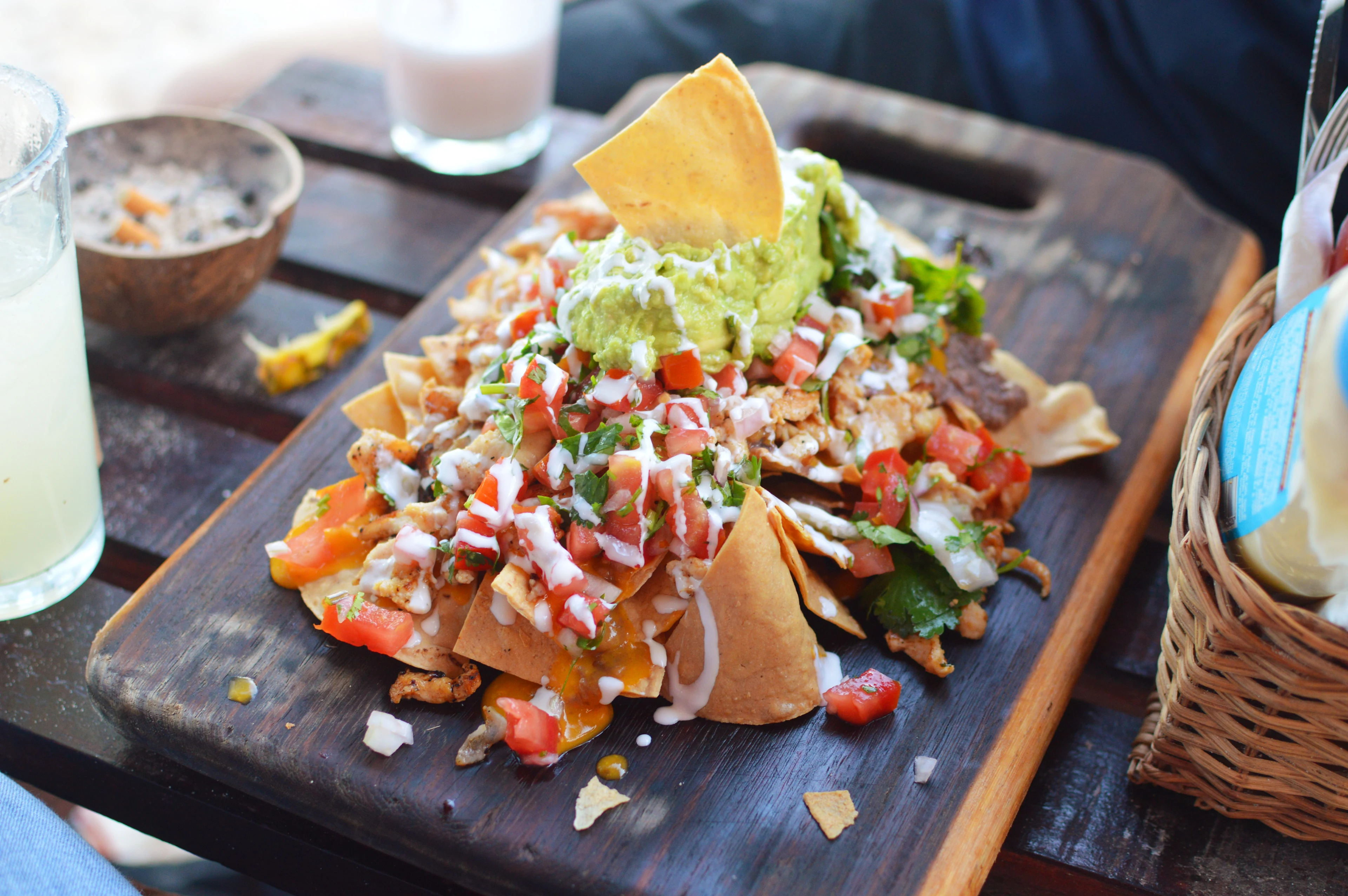 Nachos med guacamole, salsa och koriander serverade på en restaurang i Mexiko