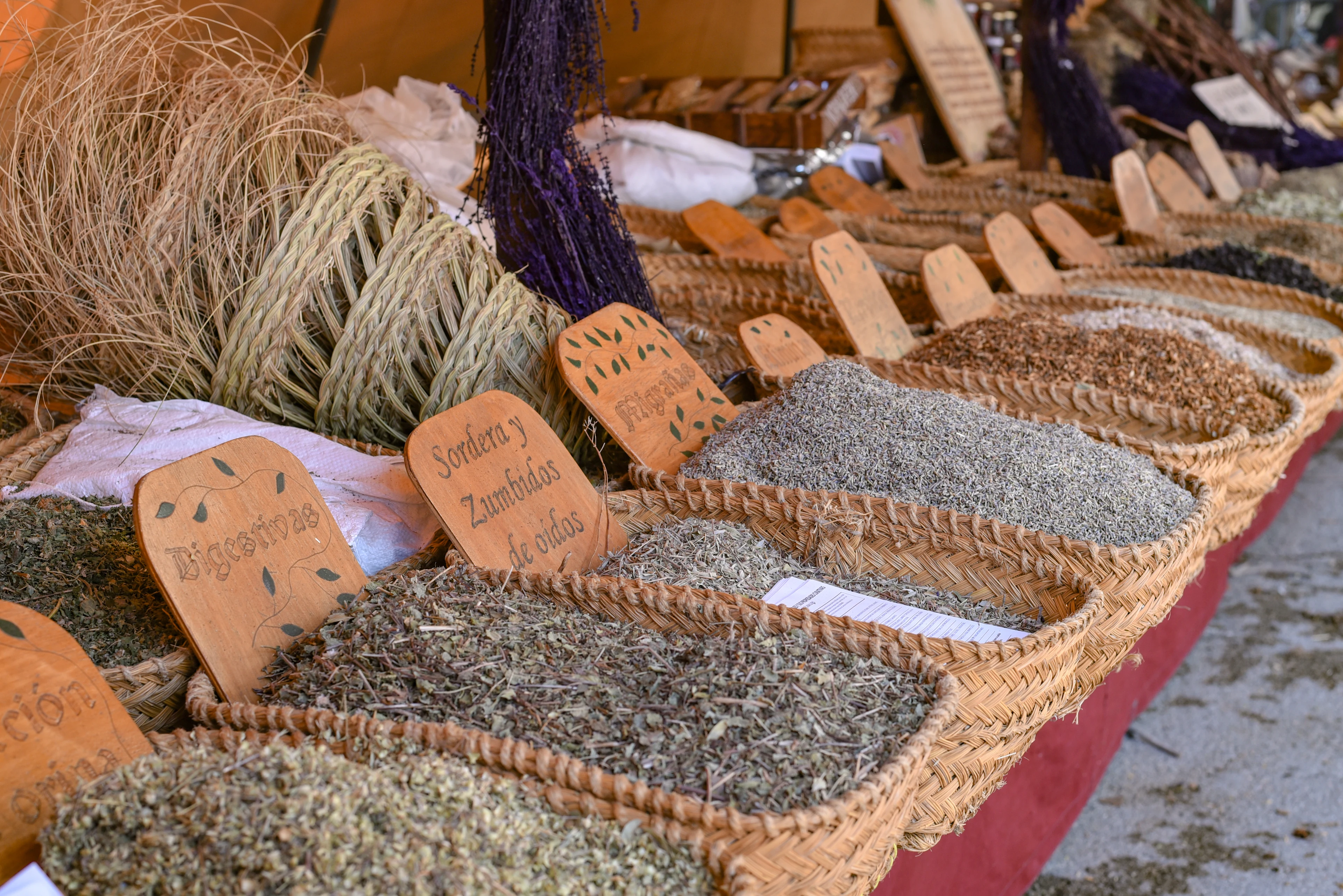 Olika sorters kryddor på en marknad i Pollensa, Mallorca