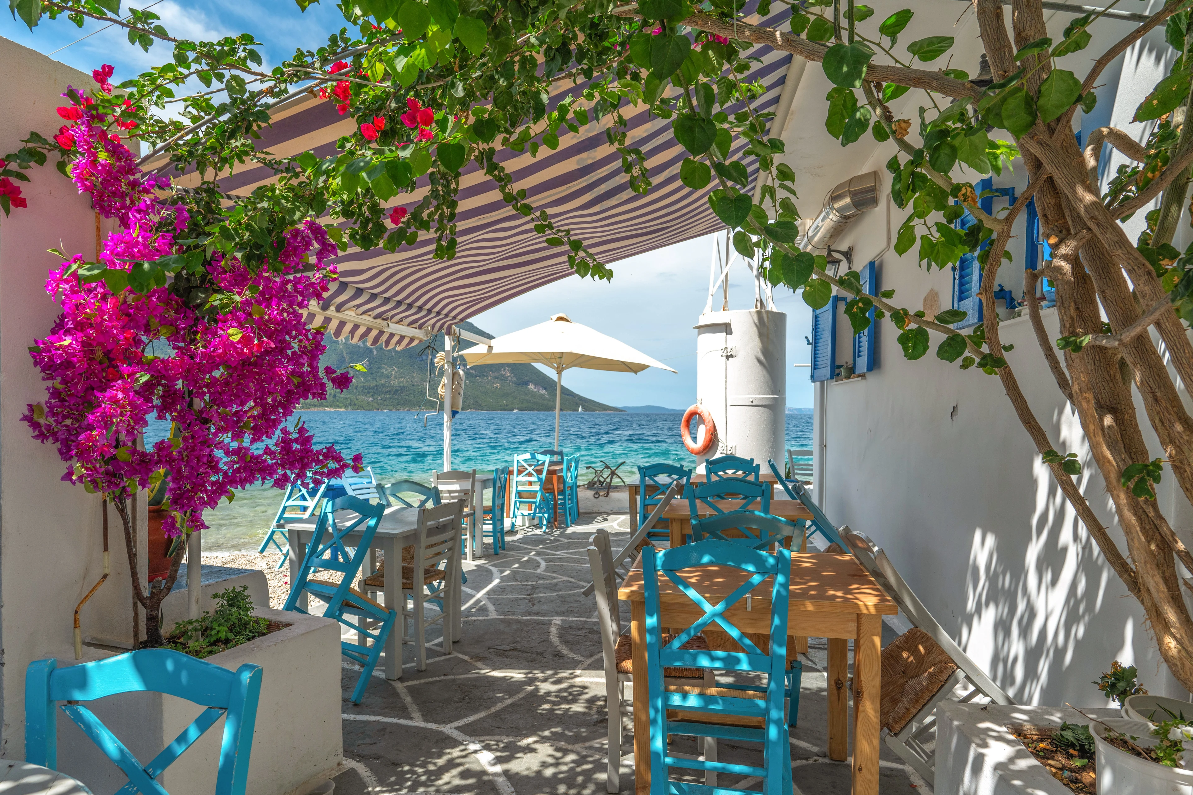 Näkymä kreikkalaiseen tavernaan ja rannalle Mytikaksessa, Kreikassa.