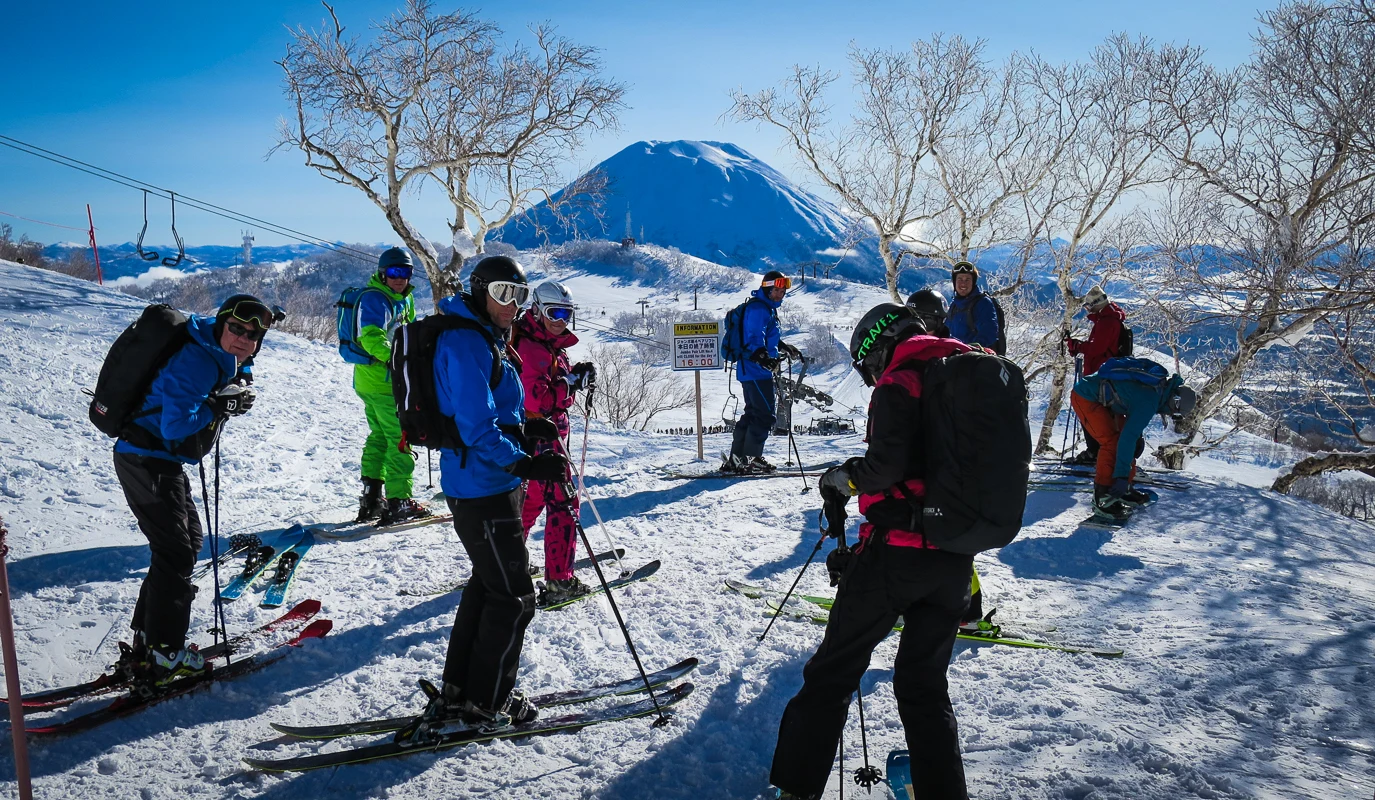 Grupp i bergen i Japan