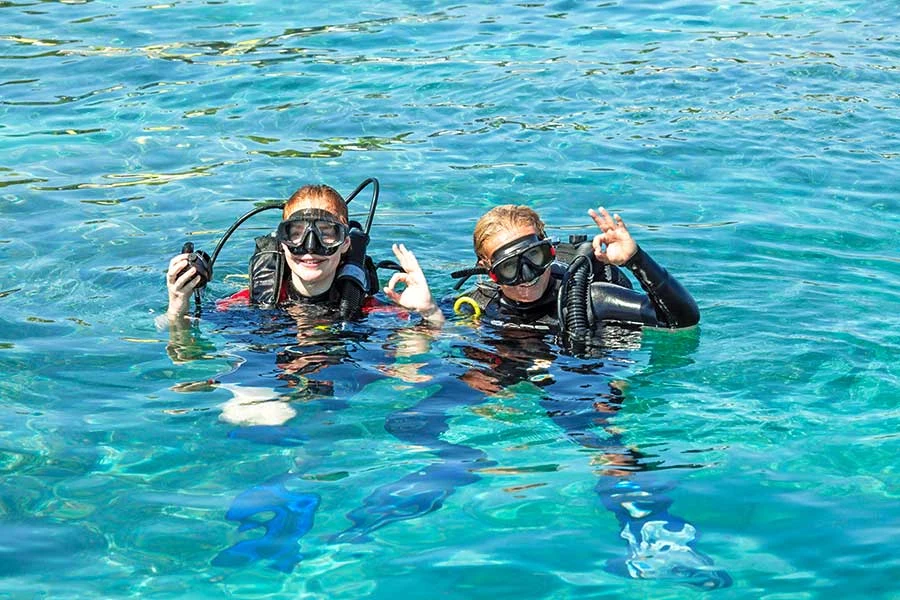 Diving people in water