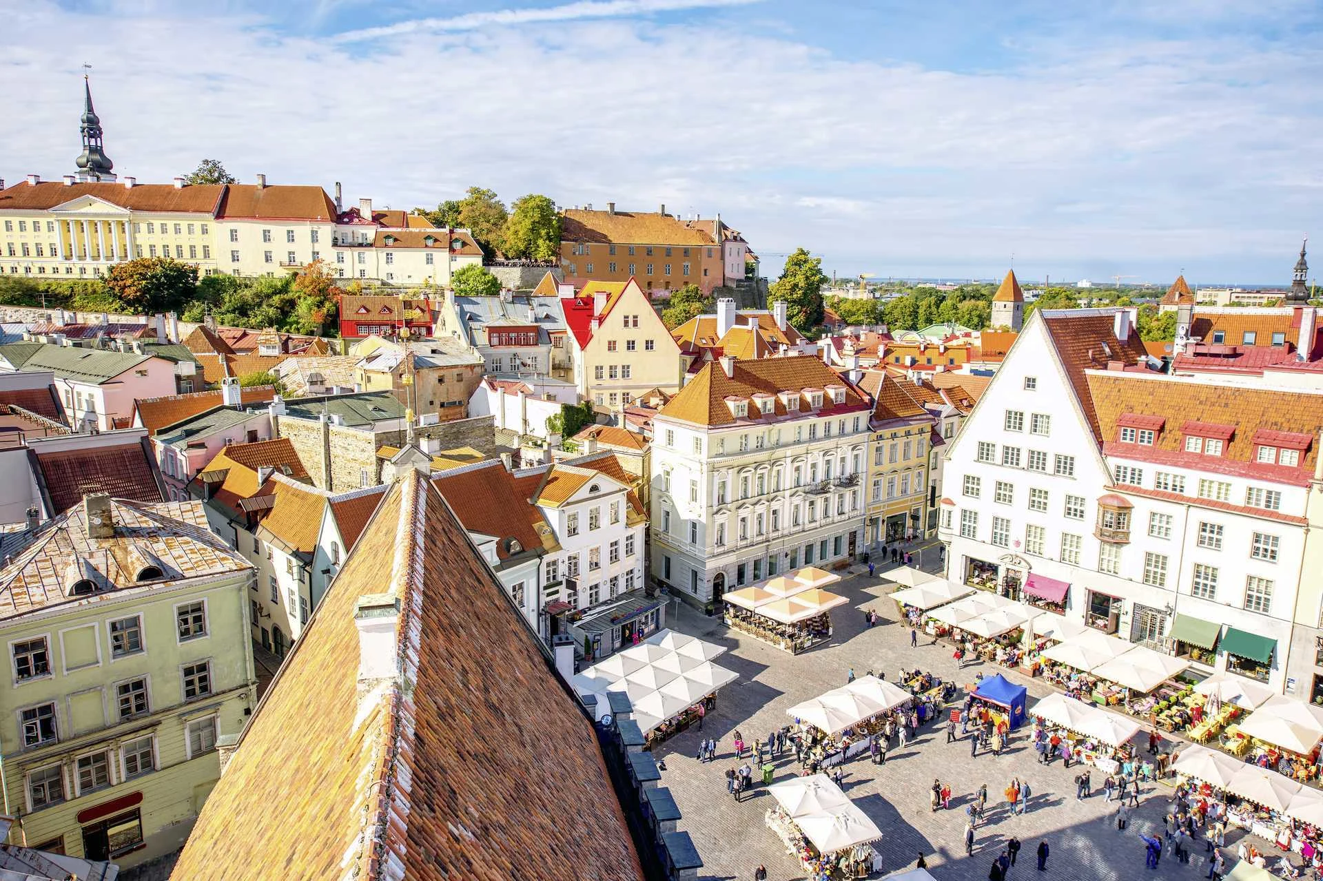 Bilde av lave bygg og smale smug i Tallinn