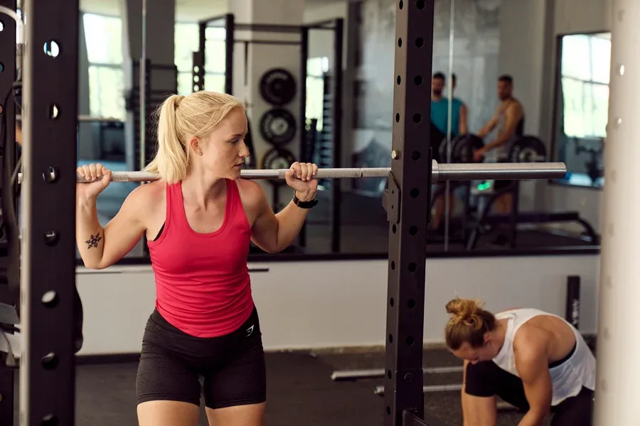 kvinna i gym som tränar med skivstång 