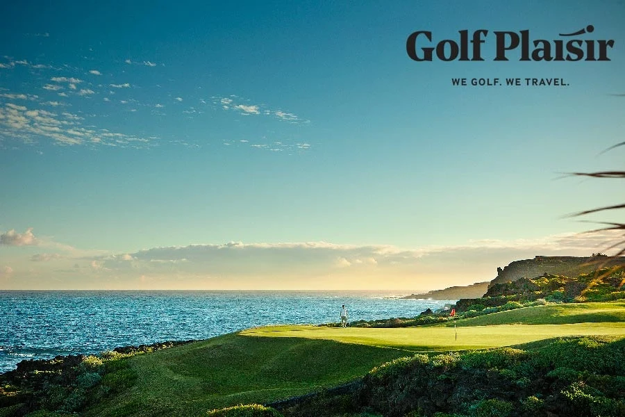 Golfbane med Golf Plaisir-logoen i høyre hjørne