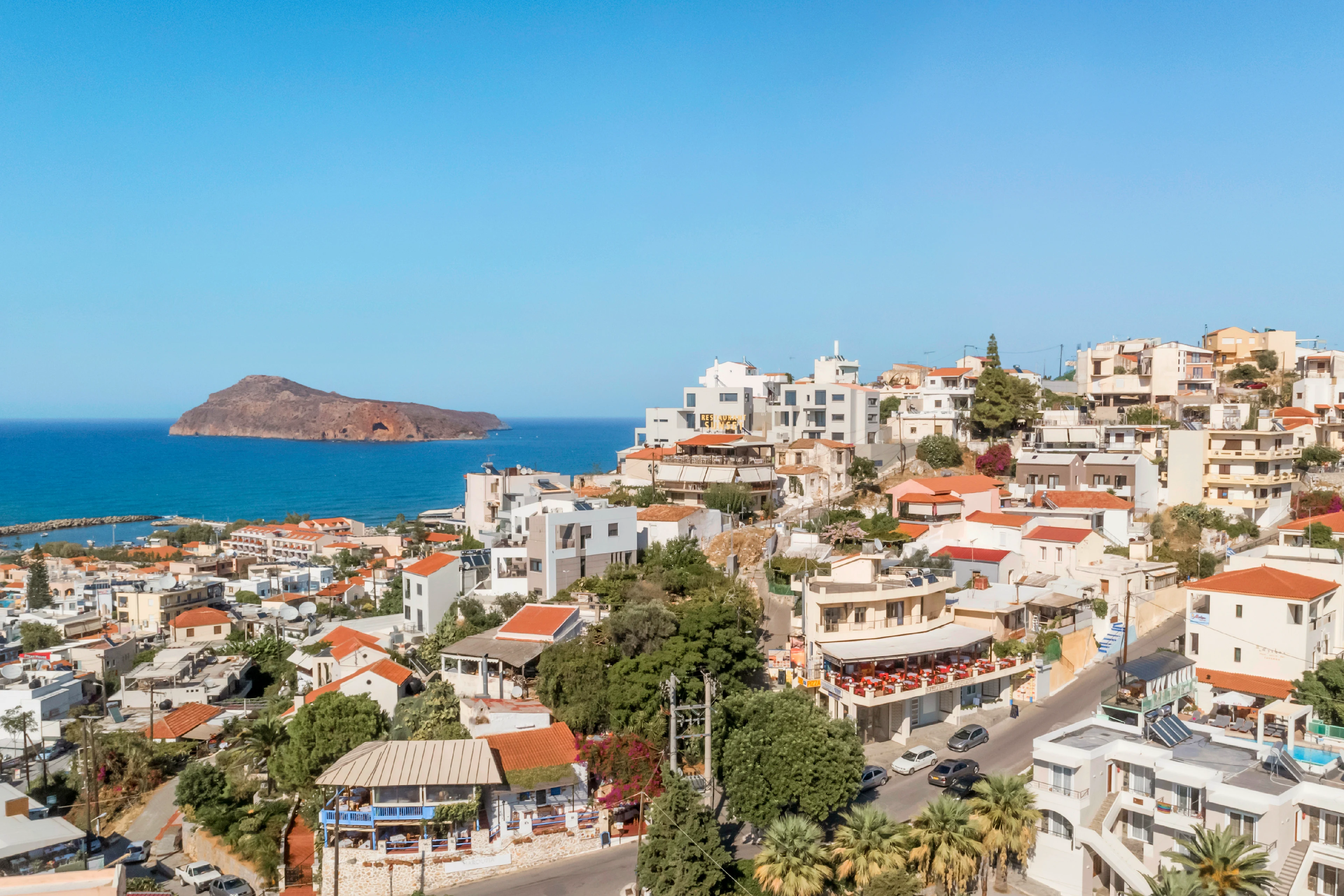 Utsikt mot havet over Platanias på Kreta