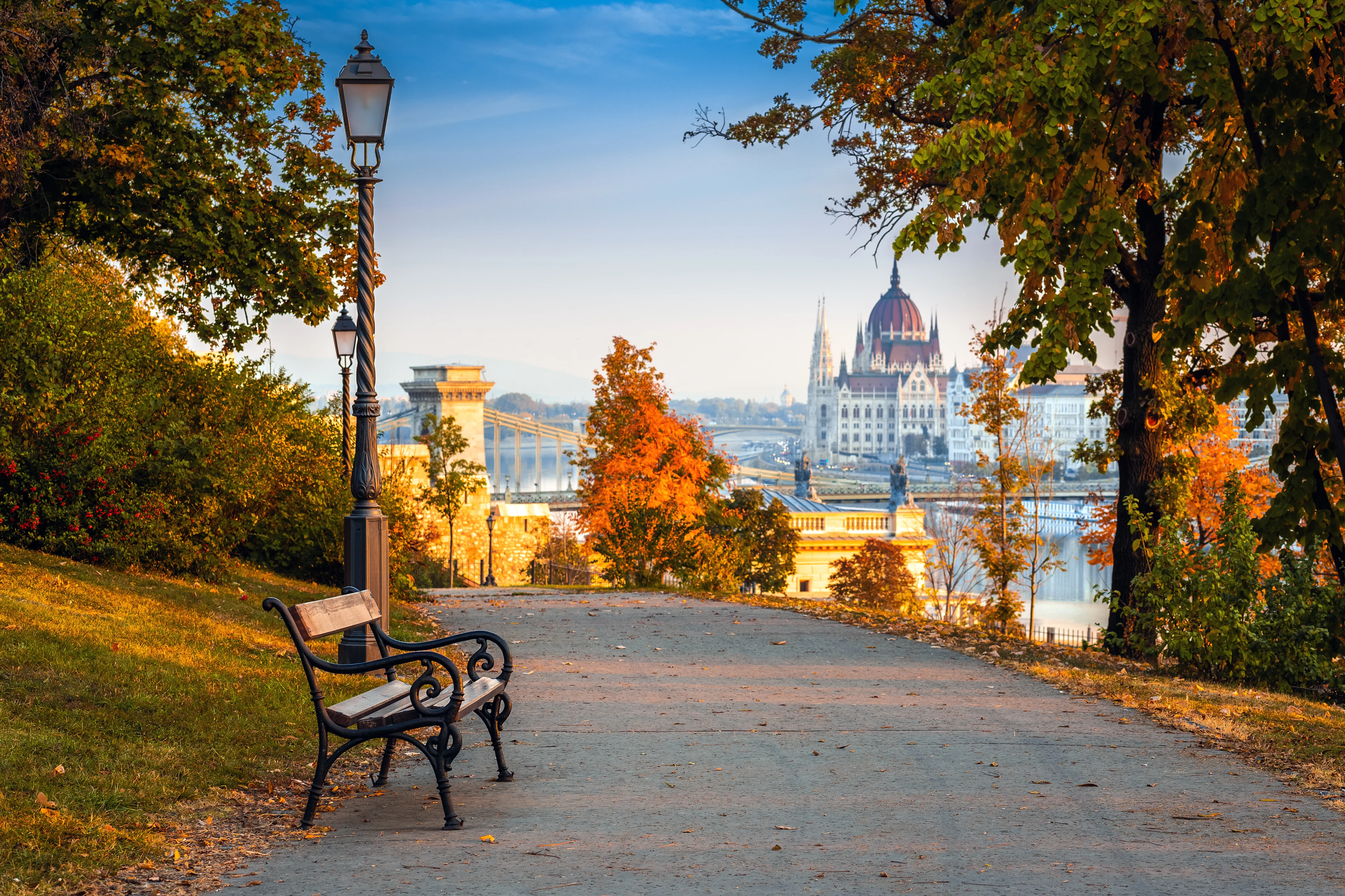 Höstfärger i en park i Budapest med utsikt över Donaun, Kedjebron och det ungerska parlamentet i bakgrunden.