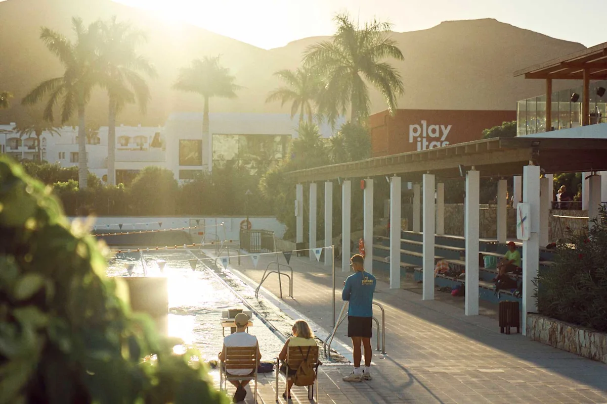 Olympisk pool i solnedgången