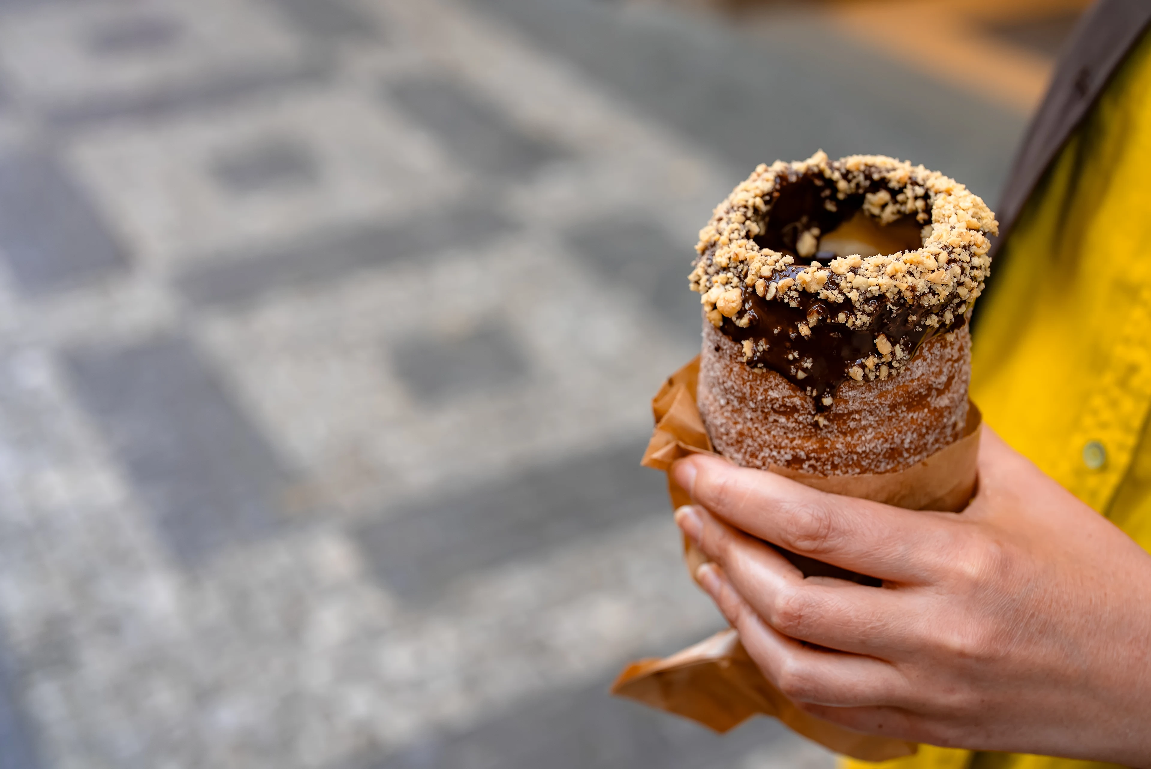 En hånd, der holder en Trdelnik i Prag