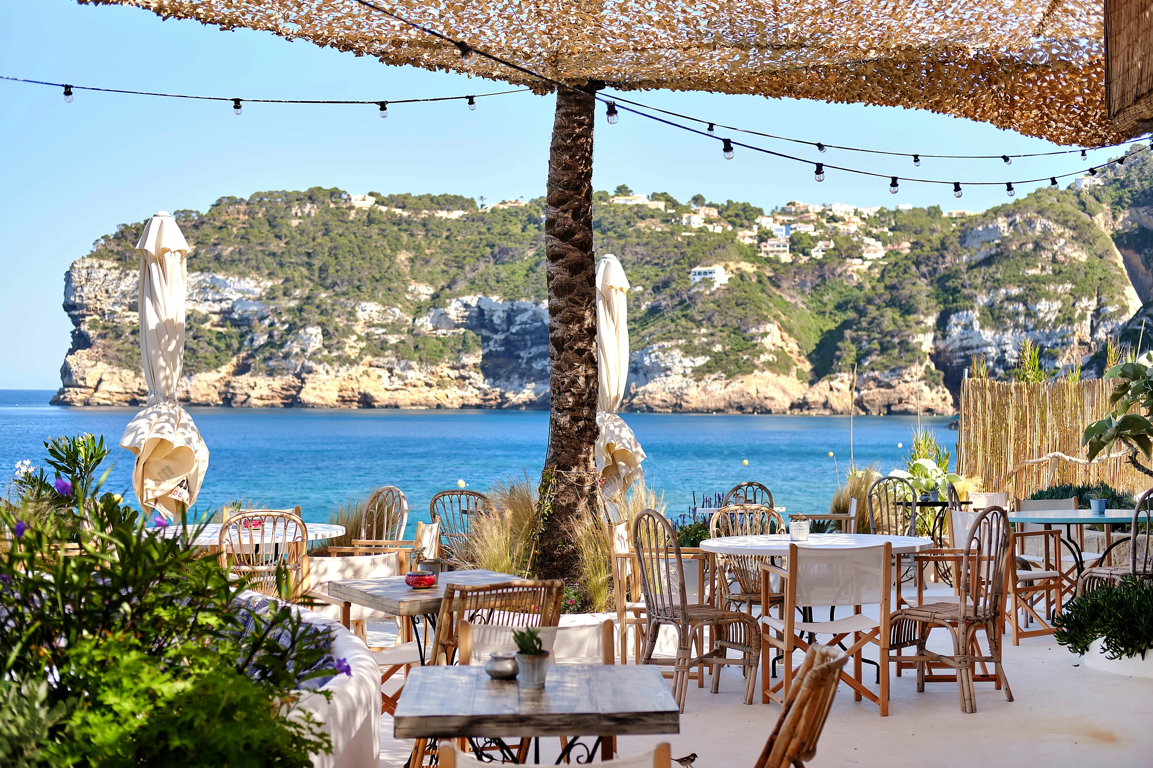 Uteservering vid havet längs Costa Blanca