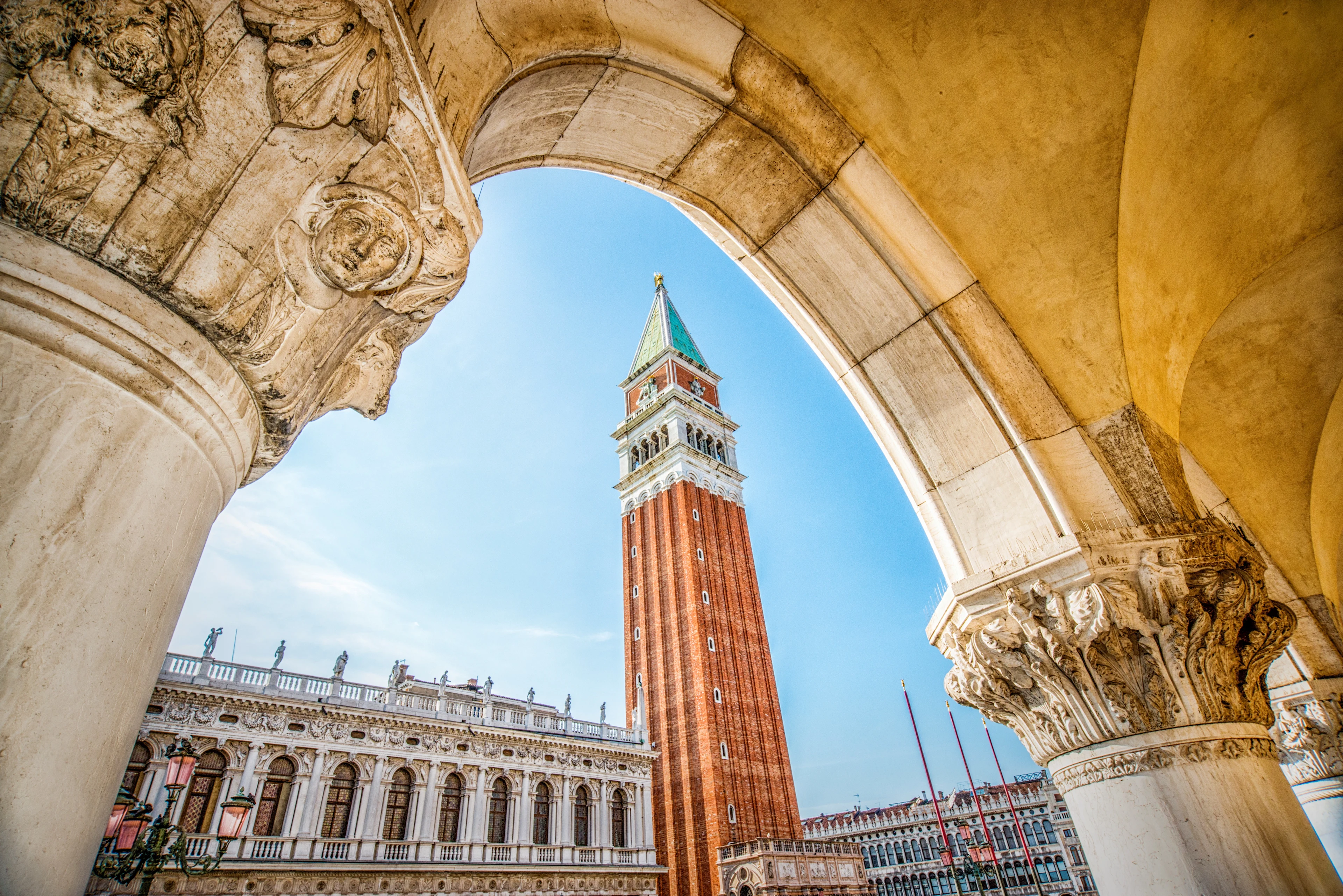 Vacker arkitektur vid Markusplatsen i Venedig