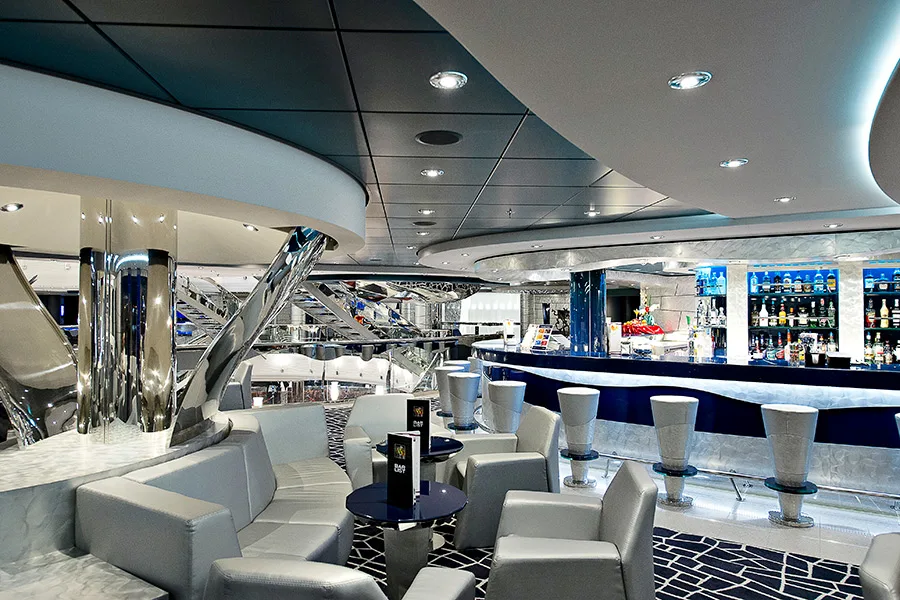 MSC Divina silverlounge med silver inredning 