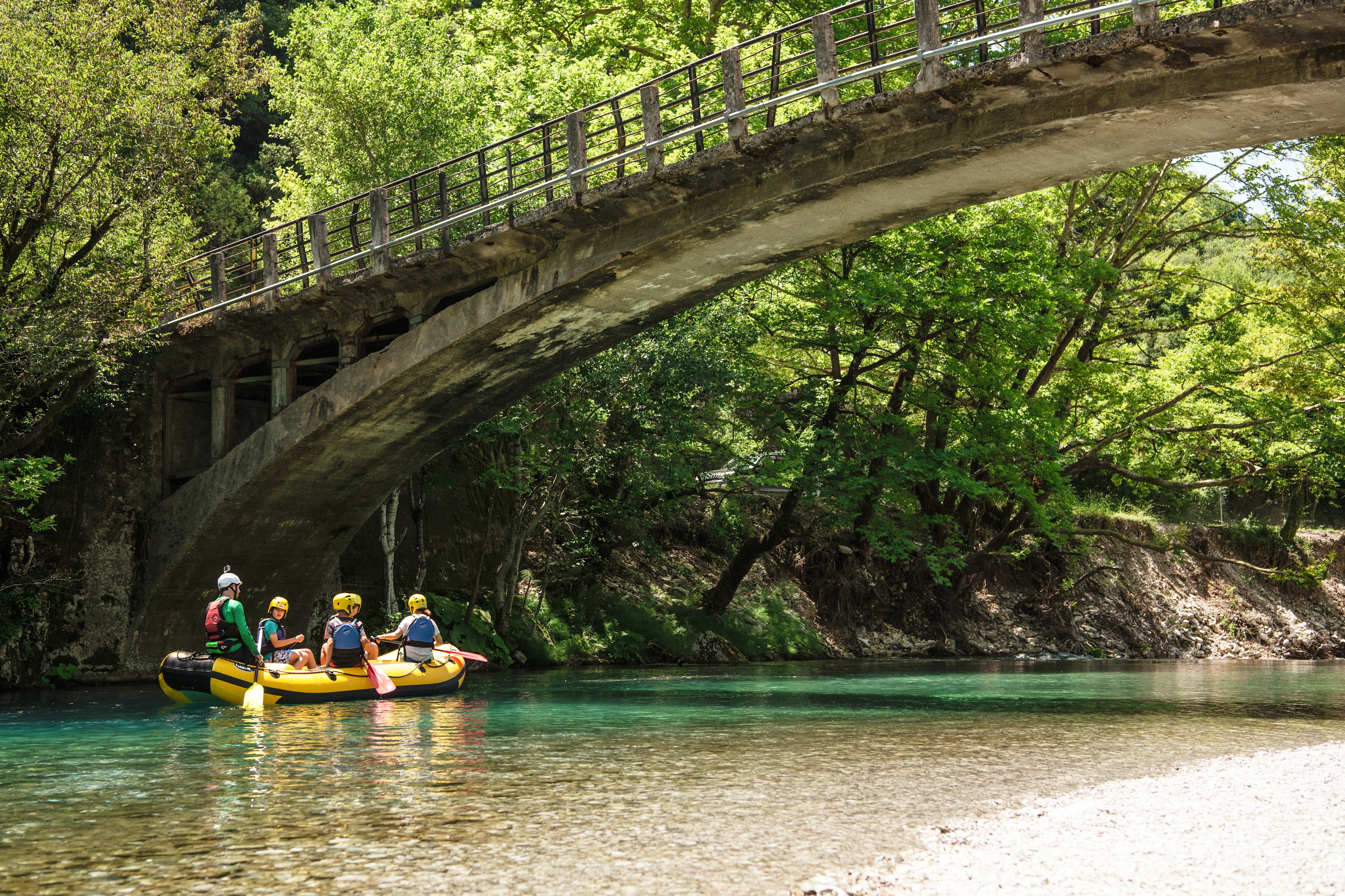 Mensen peddelen in de rivier in Zagoria