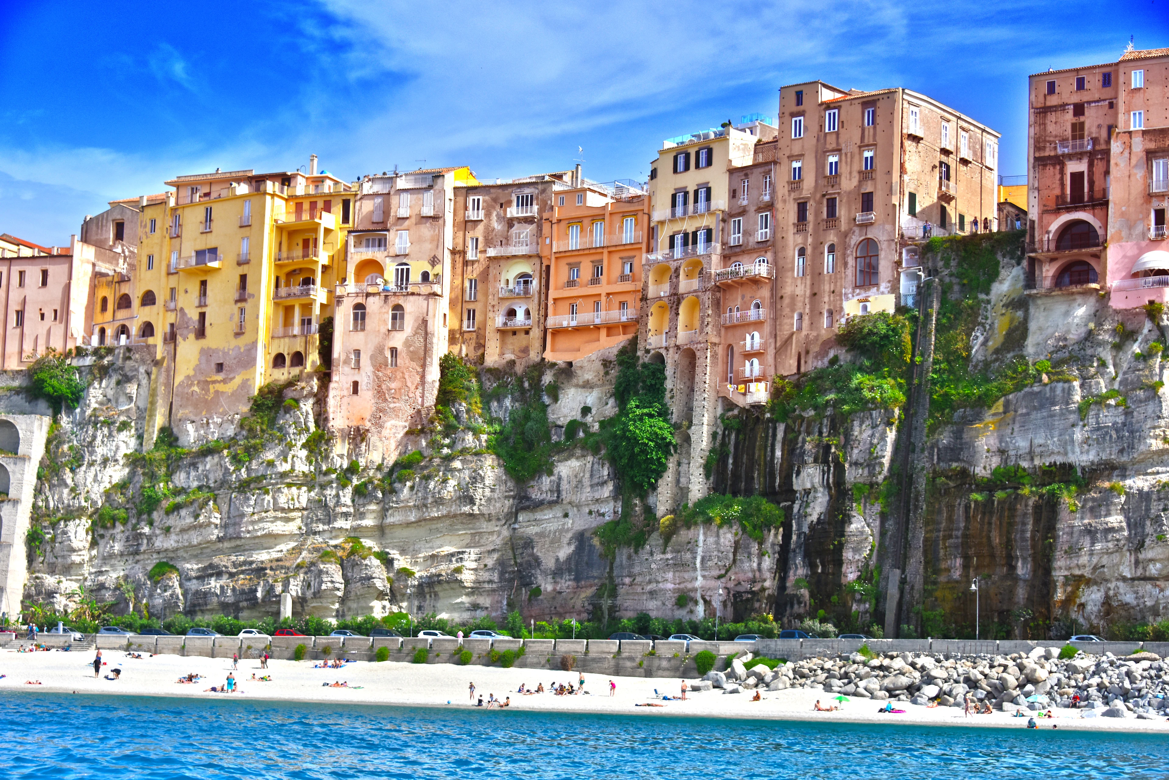 Vy över färgglada hus och stranden i Tropea