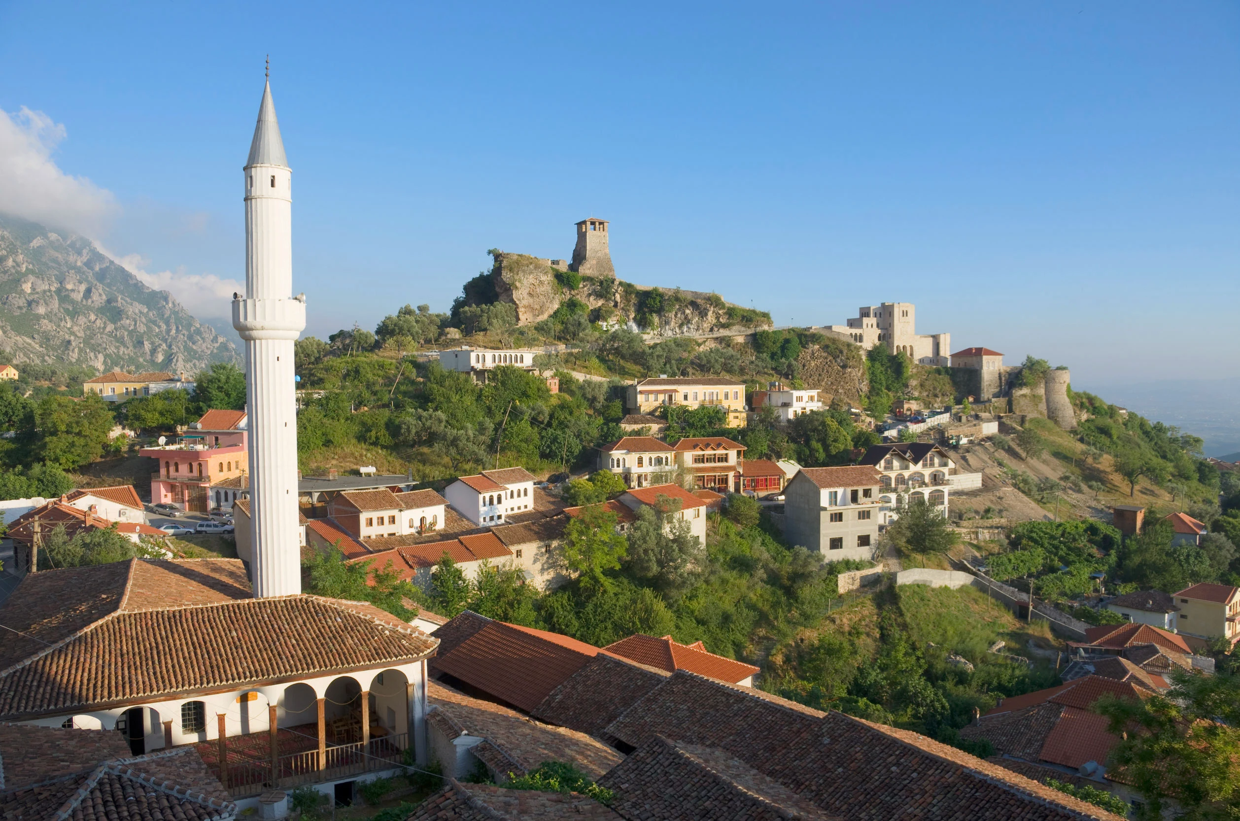 utsikt över Kruja stad i bergen med stenhus och en borg på toppen