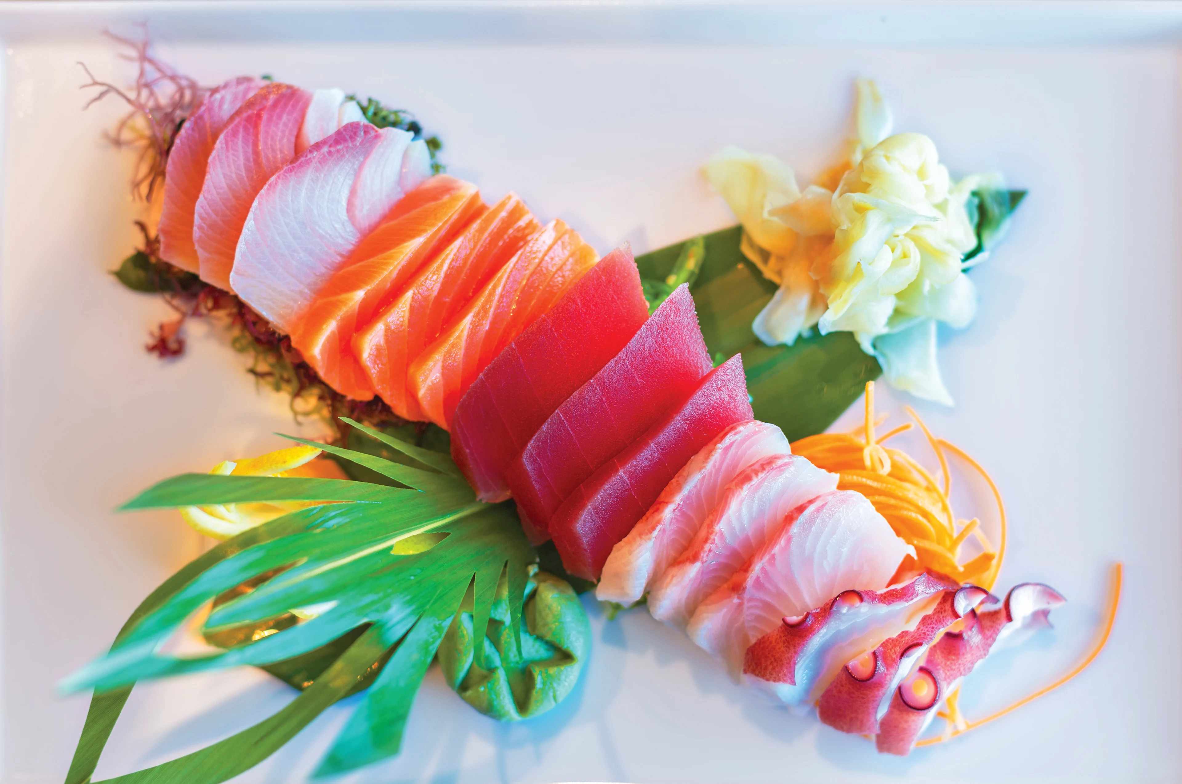 närbild på sushi ombord på Rccl