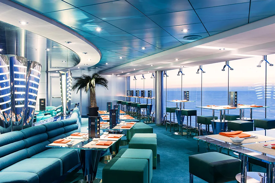 Sushi restaurang med utsikt över havet