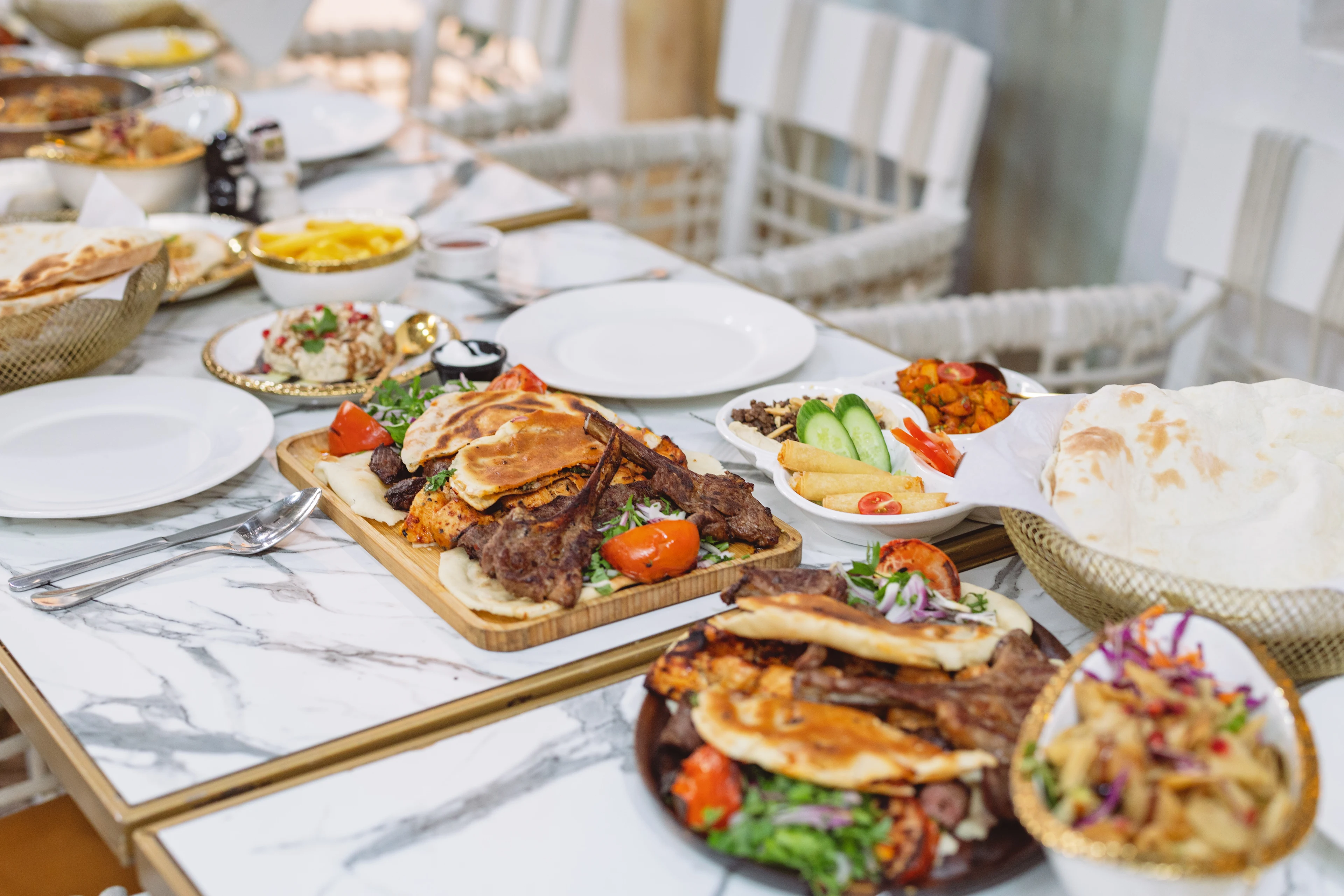 Olika arabiska rätter uppdukade i Dubai