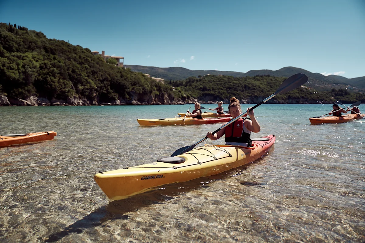 Tjej som paddlar kajak