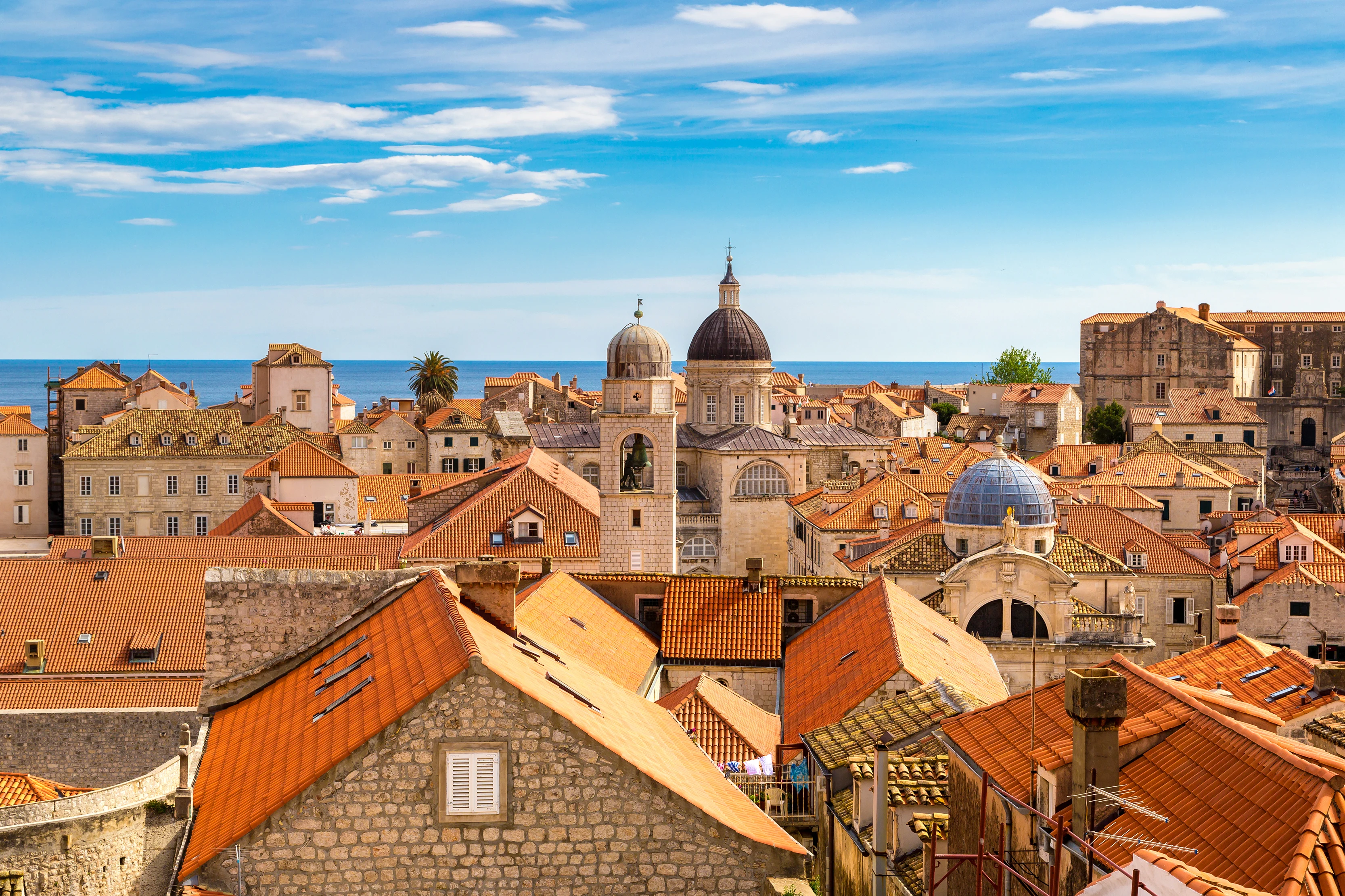 Udsigt over de røde tegltage og kirketårne i Dubrovniks gamle bydel