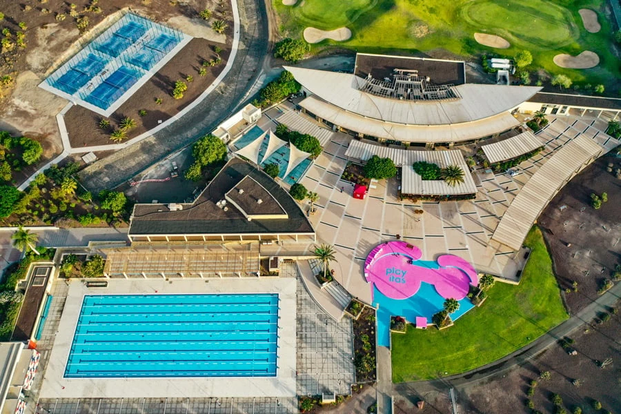 Drönarbild över Playitas resort
