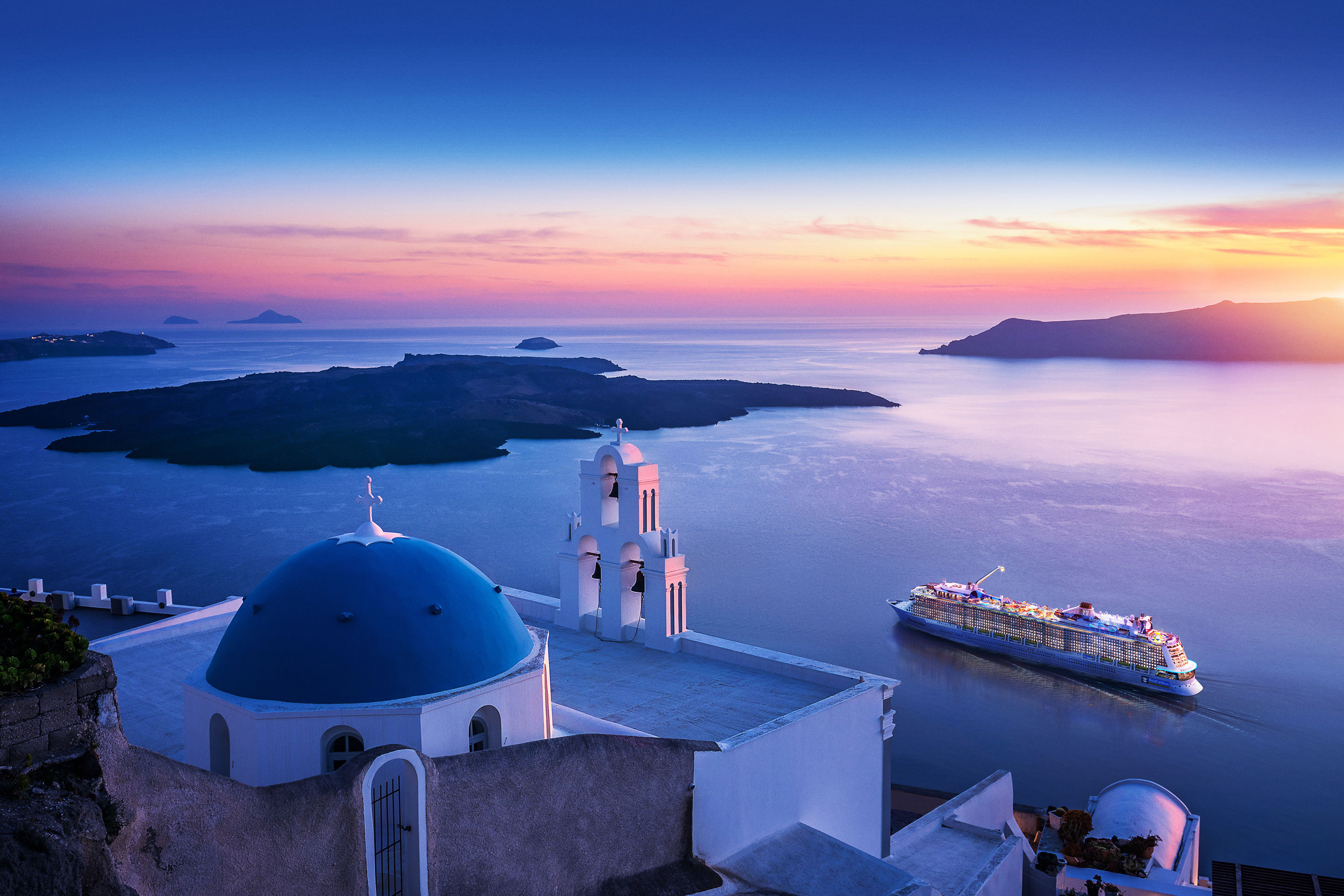 Royal Caribbean cruise ved Santorini i solnedgang