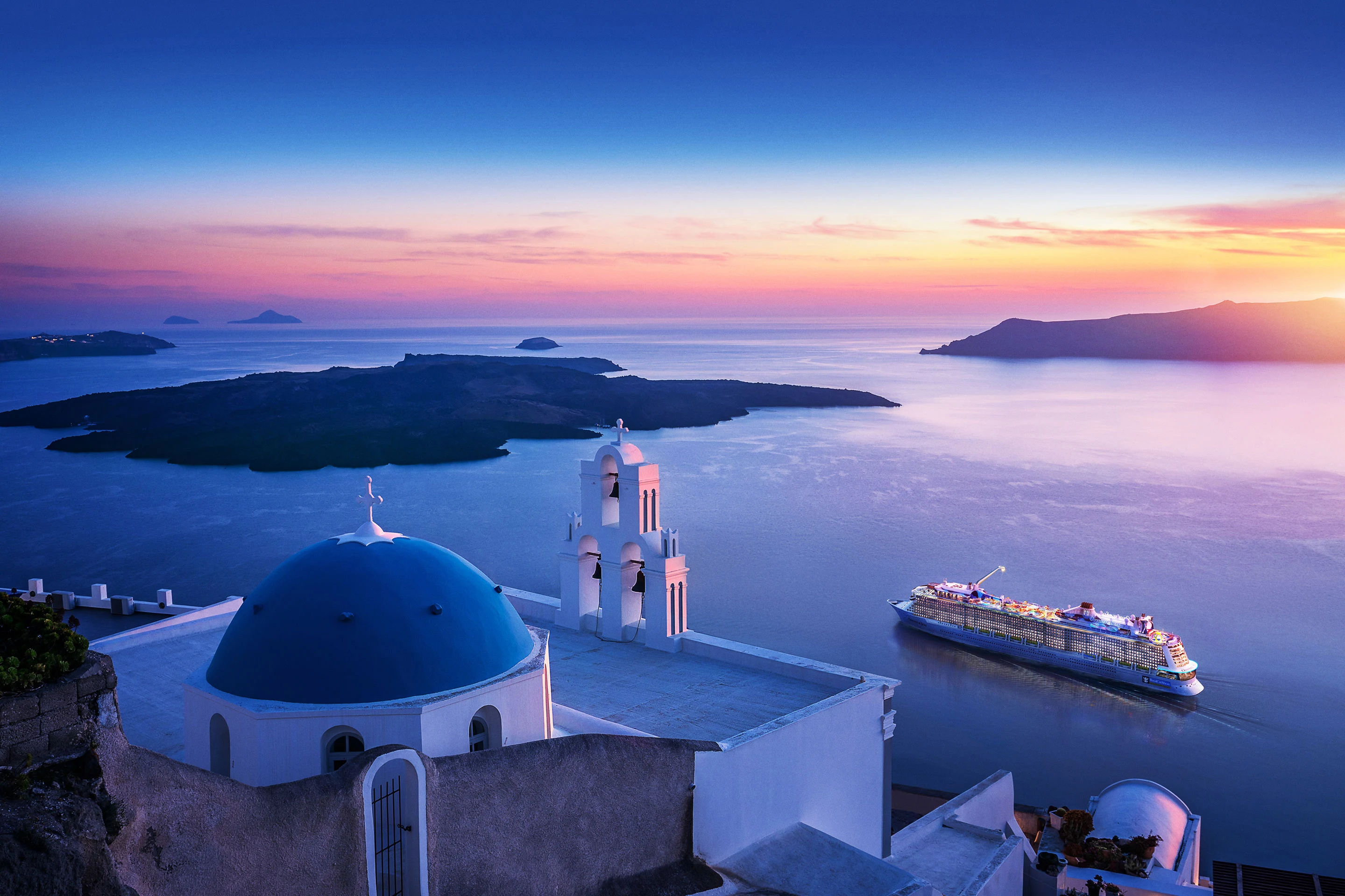 cruiseskip seiler forbi santorini ved solnedgang