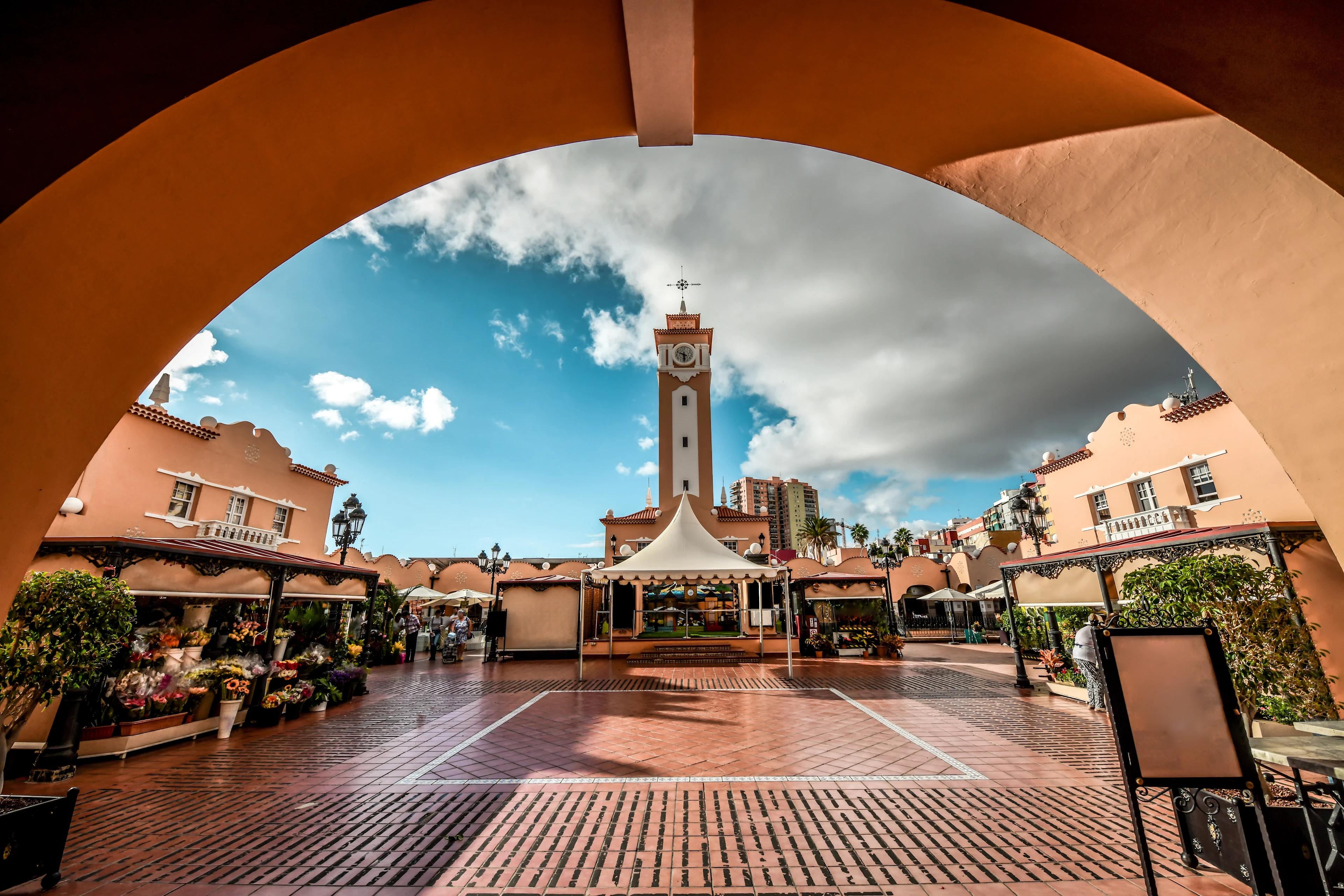 Mercado Nuestra Señora de África i Santa Cruz på Teneriffa med klocktorn, butiker och marknadsstånd.