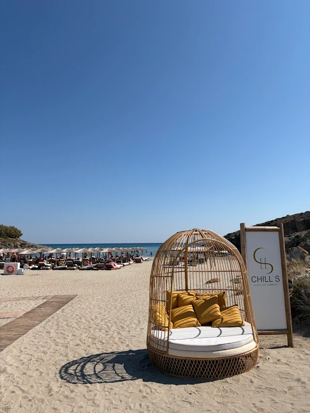 Utsikt over den hvite sandstranden med solsenger på Mikro Fanaraki-stranden på Limnos