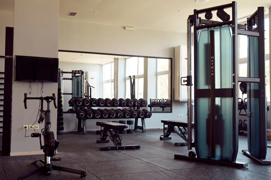 Ett gym med maskiner och olika hantlar 