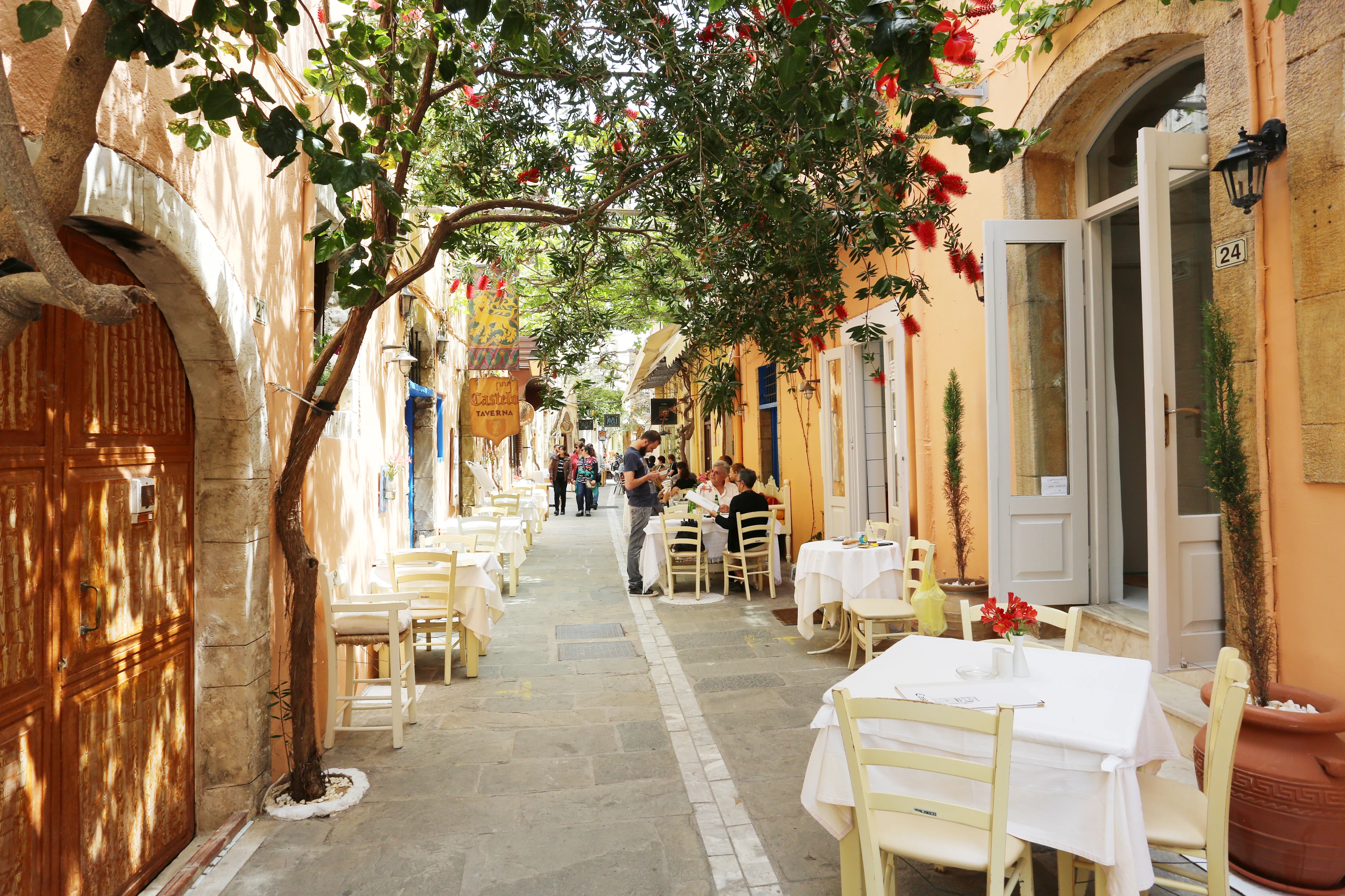 En gränd i Rethymnon med cafeer och resturanger.