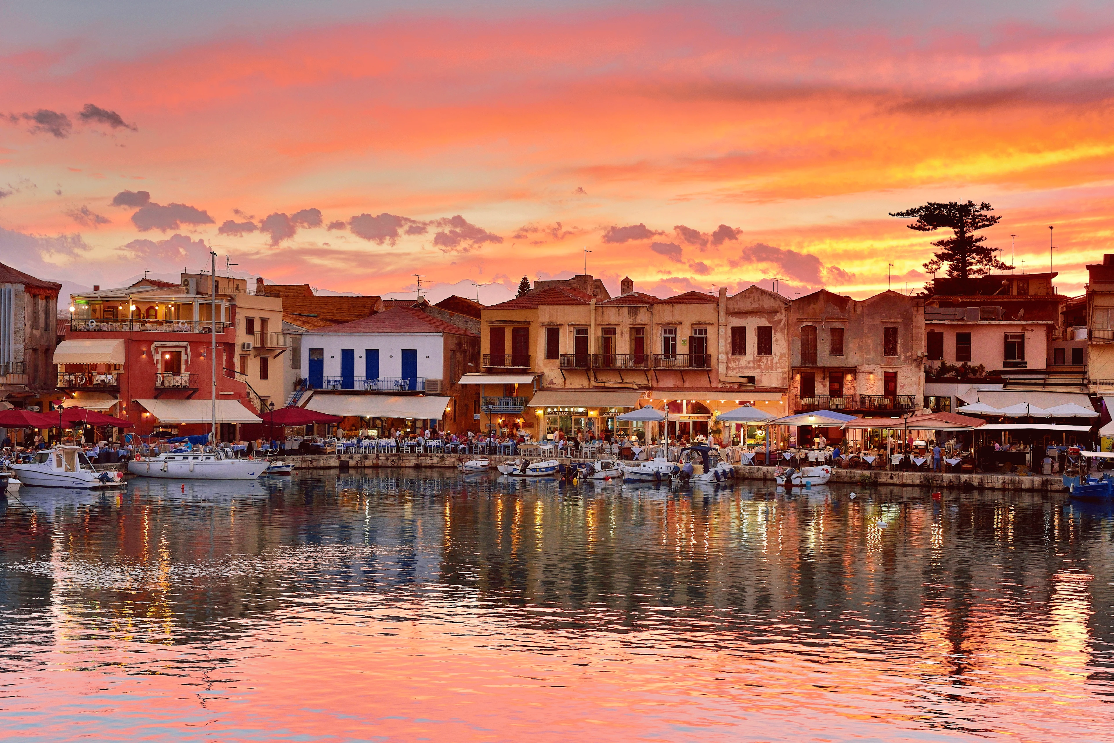 Solnedgång över den venetianska hamnen i Rethymnon