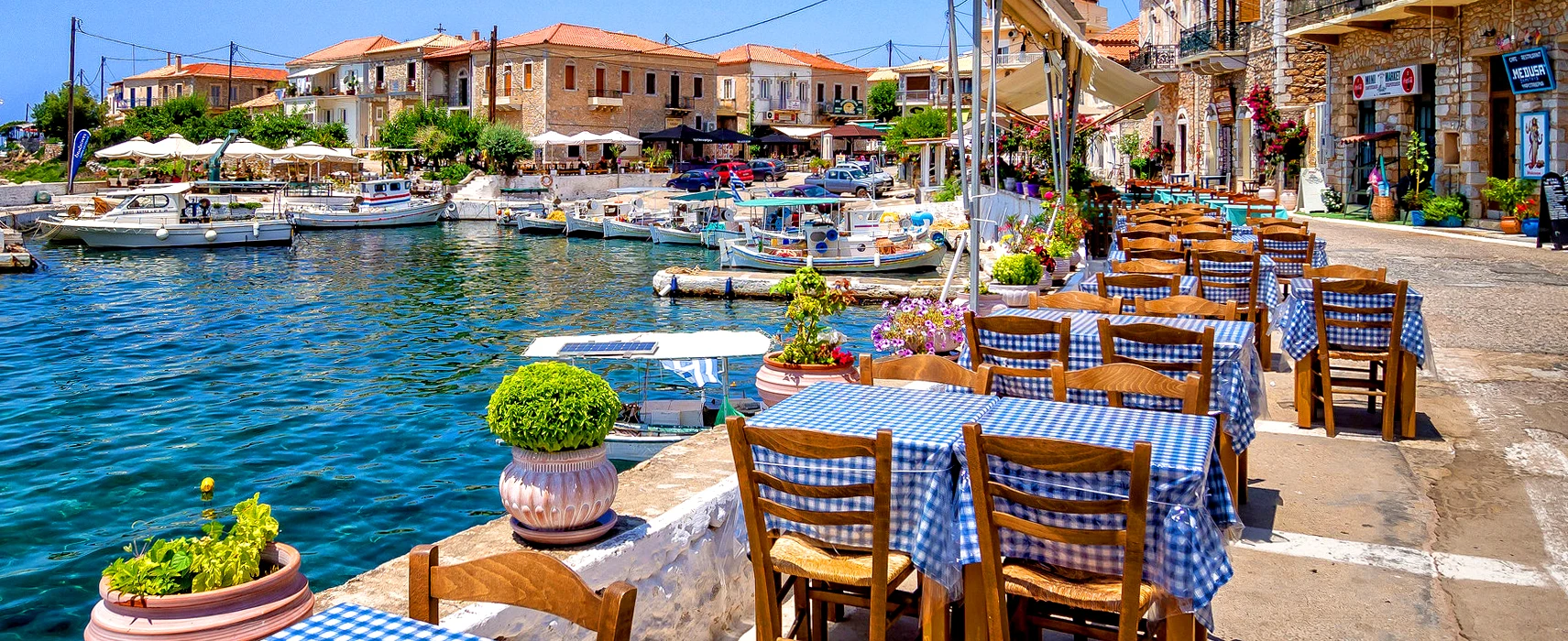 Restaurant som ligger helt nede ved vannkanten i Kalamata