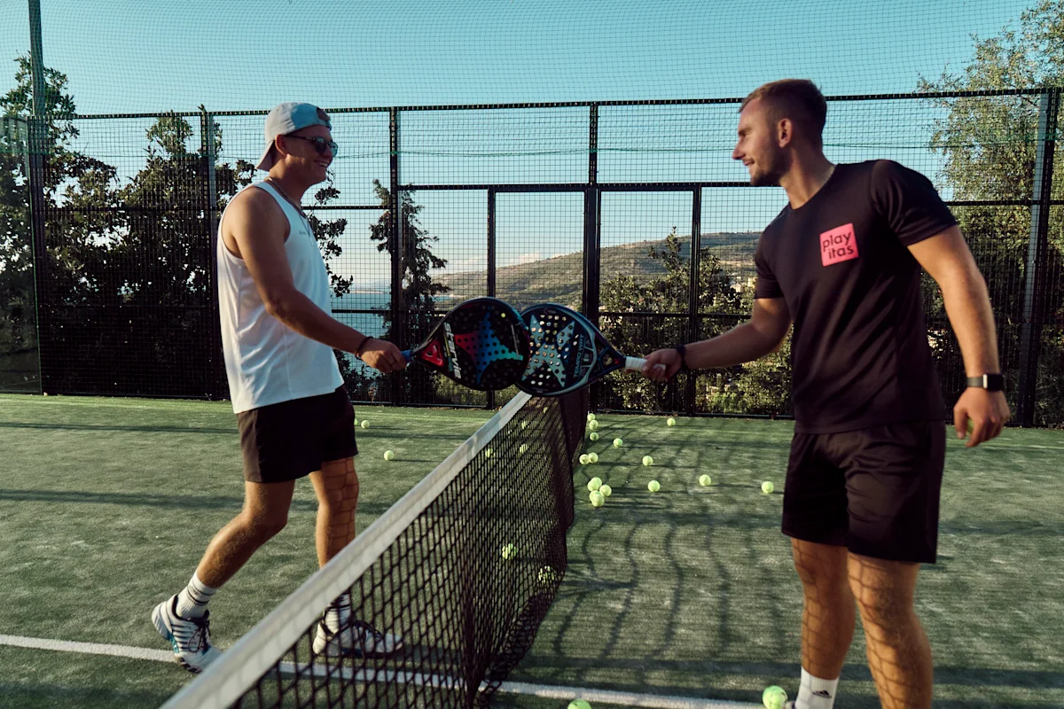 Padelcoach som tackar spelare för god match
