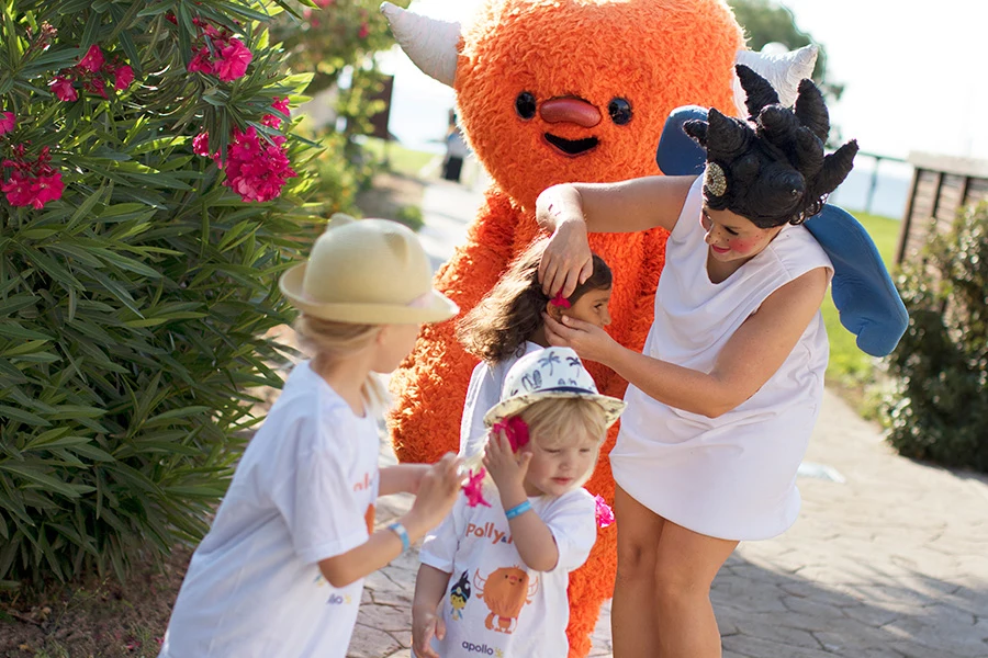 apollo polly mino maskot med barn