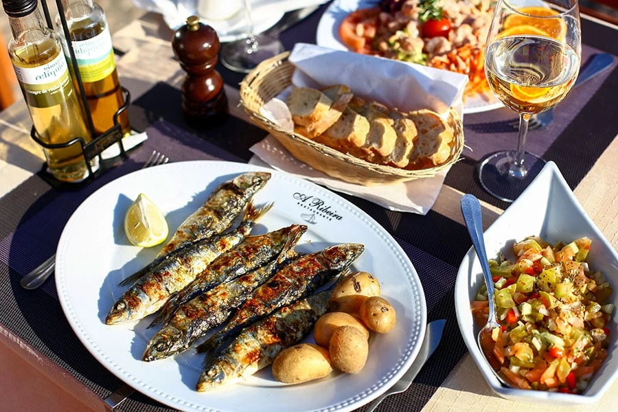 Dukat bord med sardiner och andra läckra portugisiska specialiteter