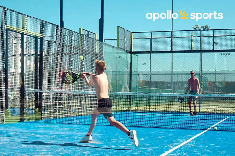 Familie die padel speelt 