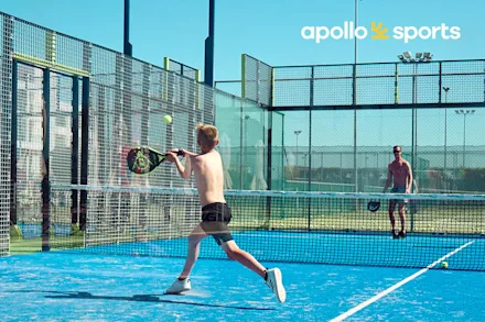 Familj spelar padel 