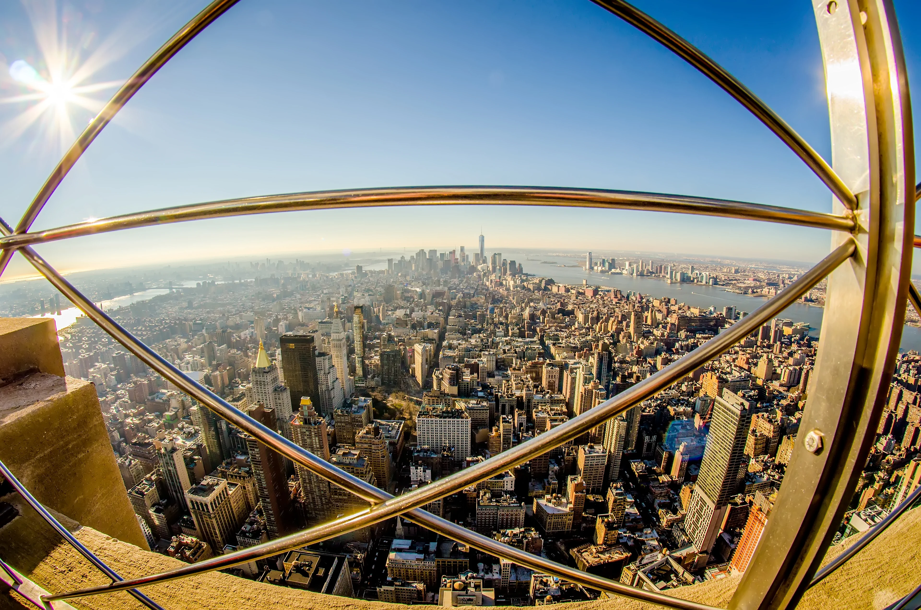 Utsikt över Manhattans skyskrapor och New Yorks skyline från Empire State Building en solig dag.
