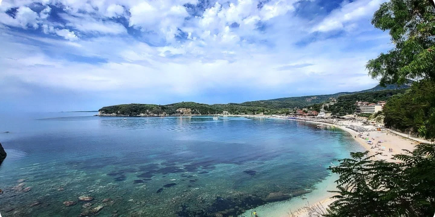Utsikt över stranden i Parga, fotat av Pirjo Vilén