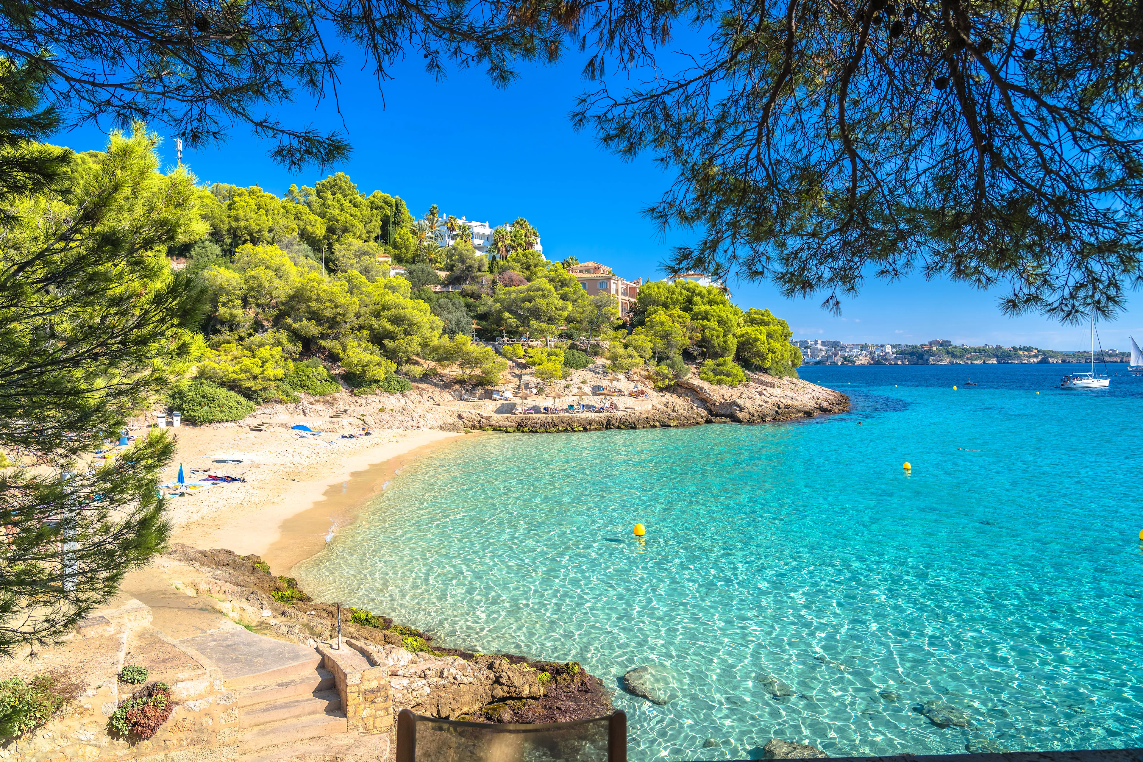 Cala Comtesa på Mallorca med turkist vann, omgitt av grøntområder