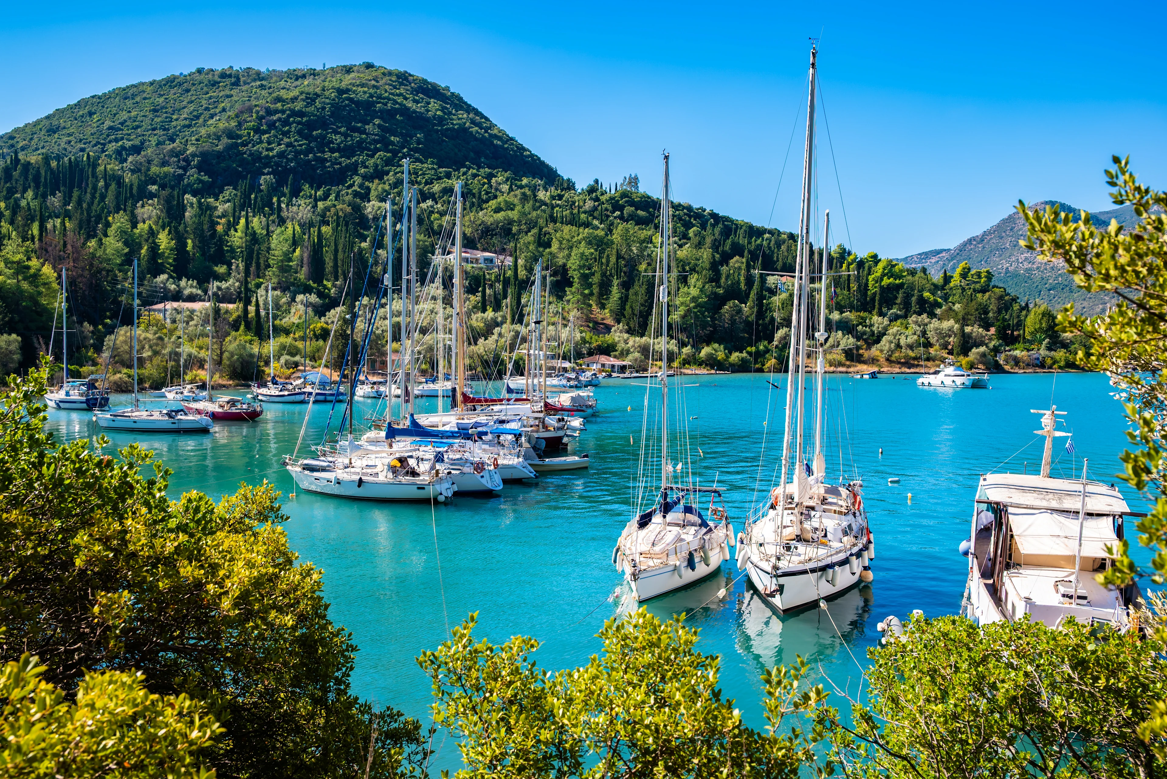 Båtar i vackra, grönskande omgivningar i byn Geni på Lefkas