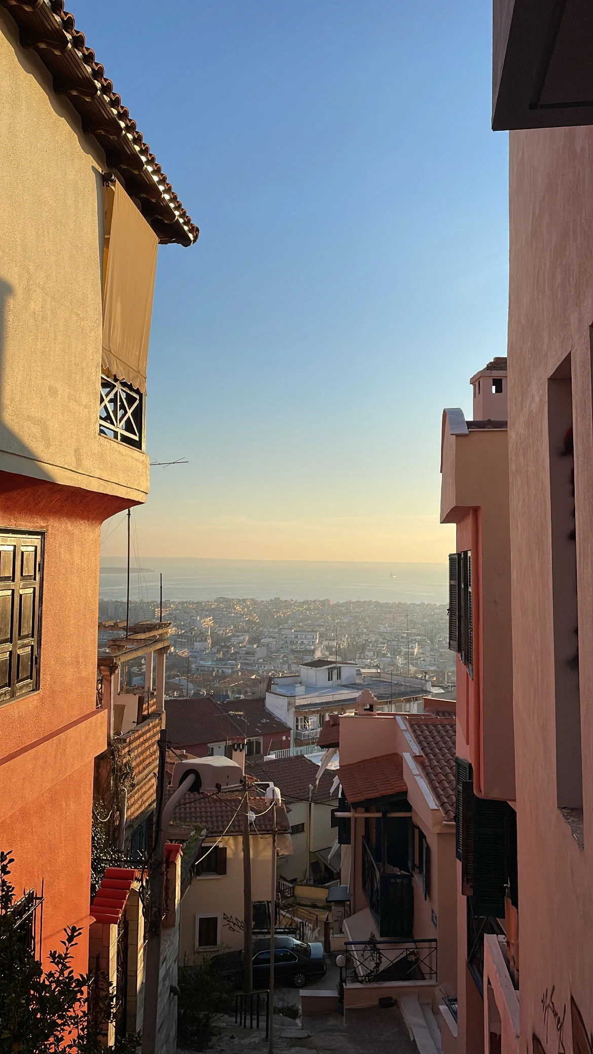 Utiskt över Thessaloniki i solnedgången från stadsdelen Ano Poli
