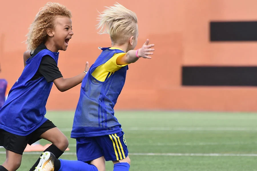 barn spelar fotboll