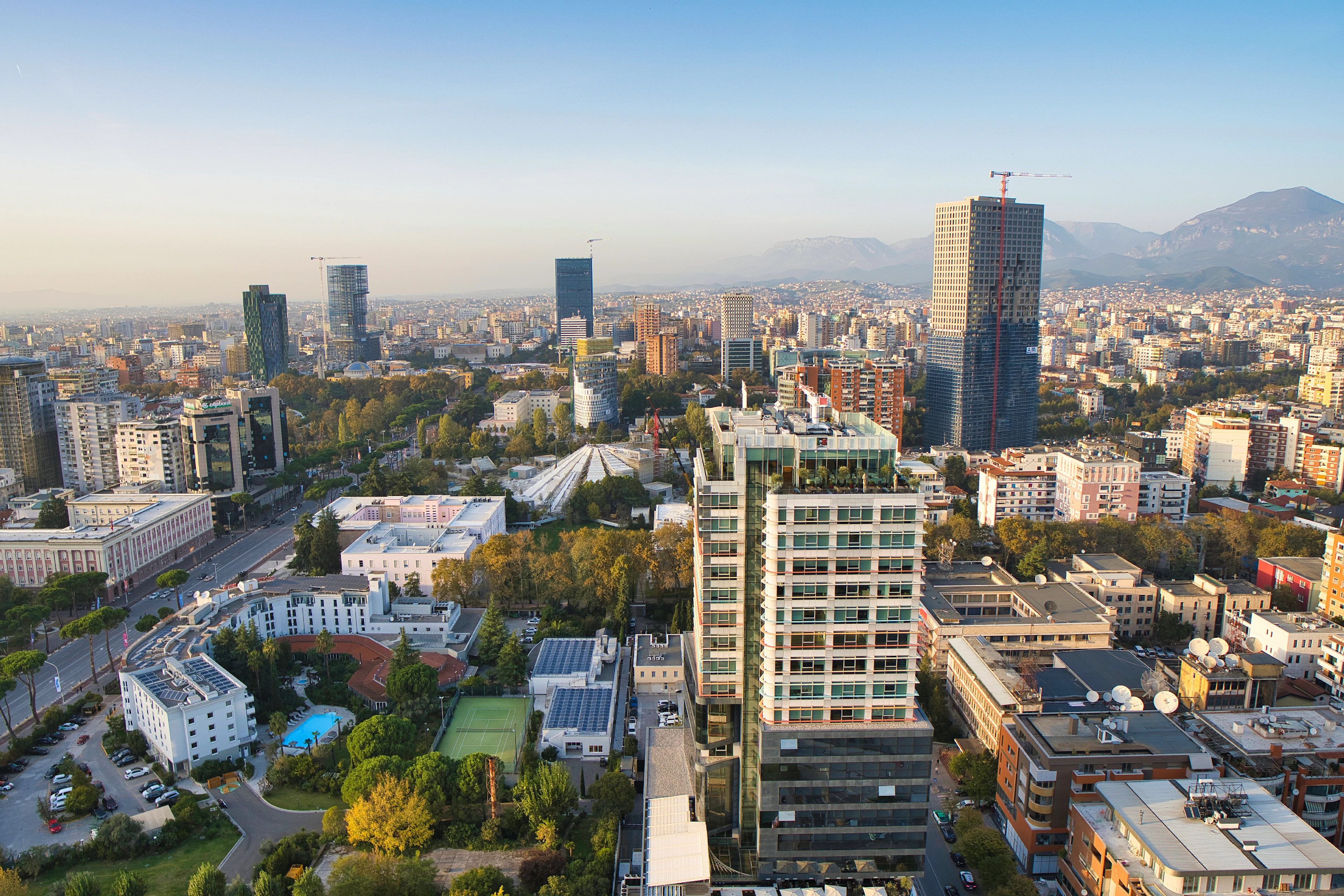 utsikt over Albanias hovedstad Tirana med bygninger i bakgrunnen