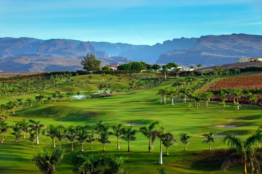 En vacker grönskande golfbana på Gran Canaria