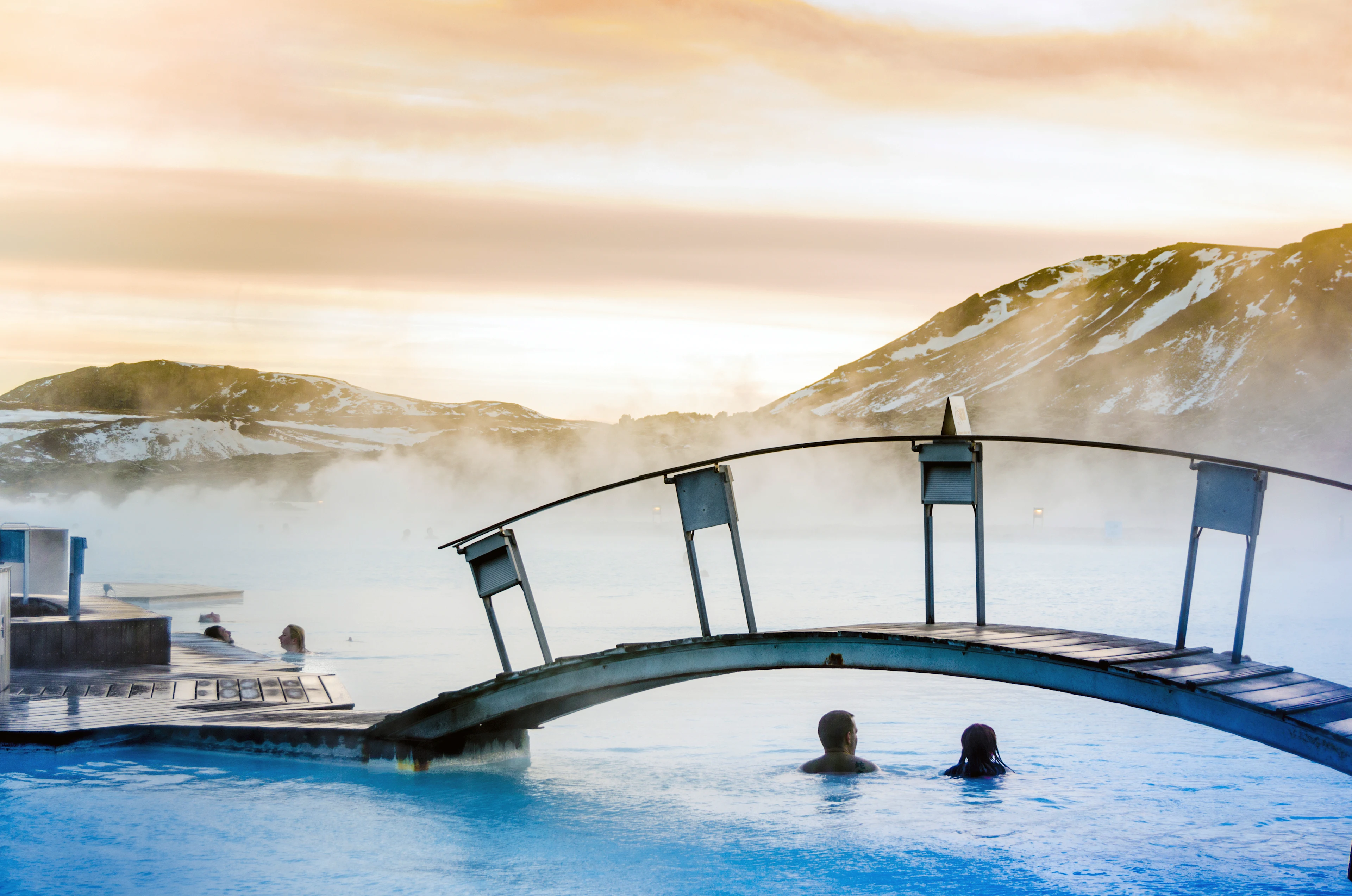 Blue Lagoon Reykjavikin ulkopuolella Islannissa. Täällä näemme ihmisiä uimassa kuumasta vedestä höyryävässä lähteessä.