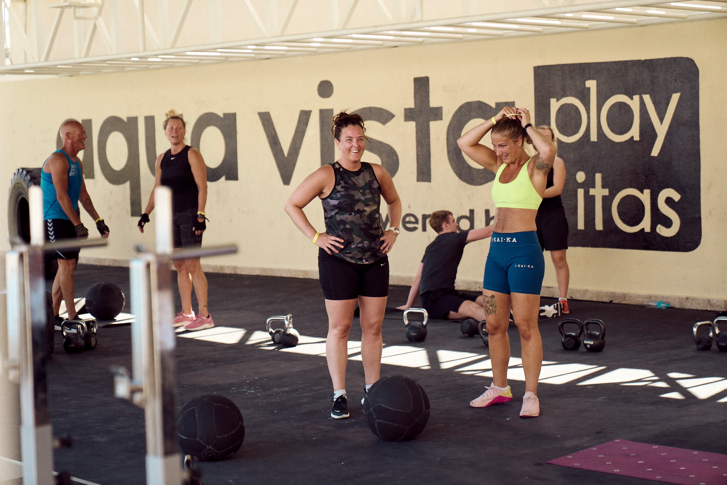 Folk som trener i WOD Boxen på Aqua Vista 