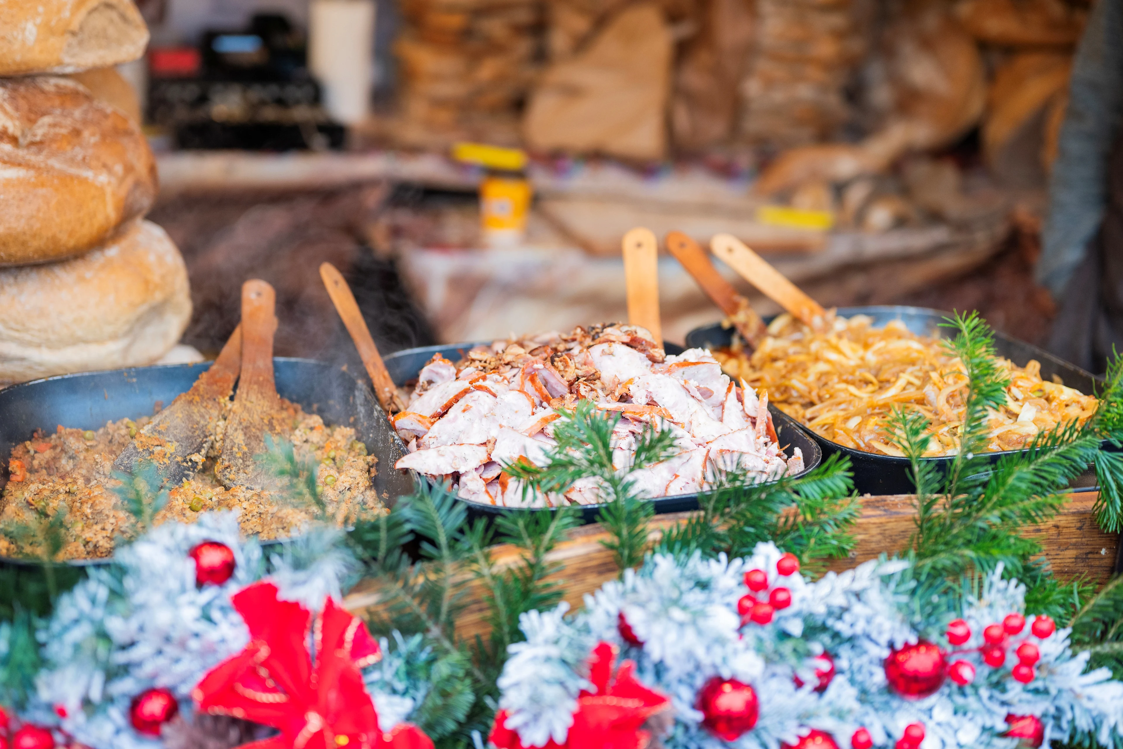 Traditionella polska maträtter och lokala delikatesser på julmarknaden i Krakow