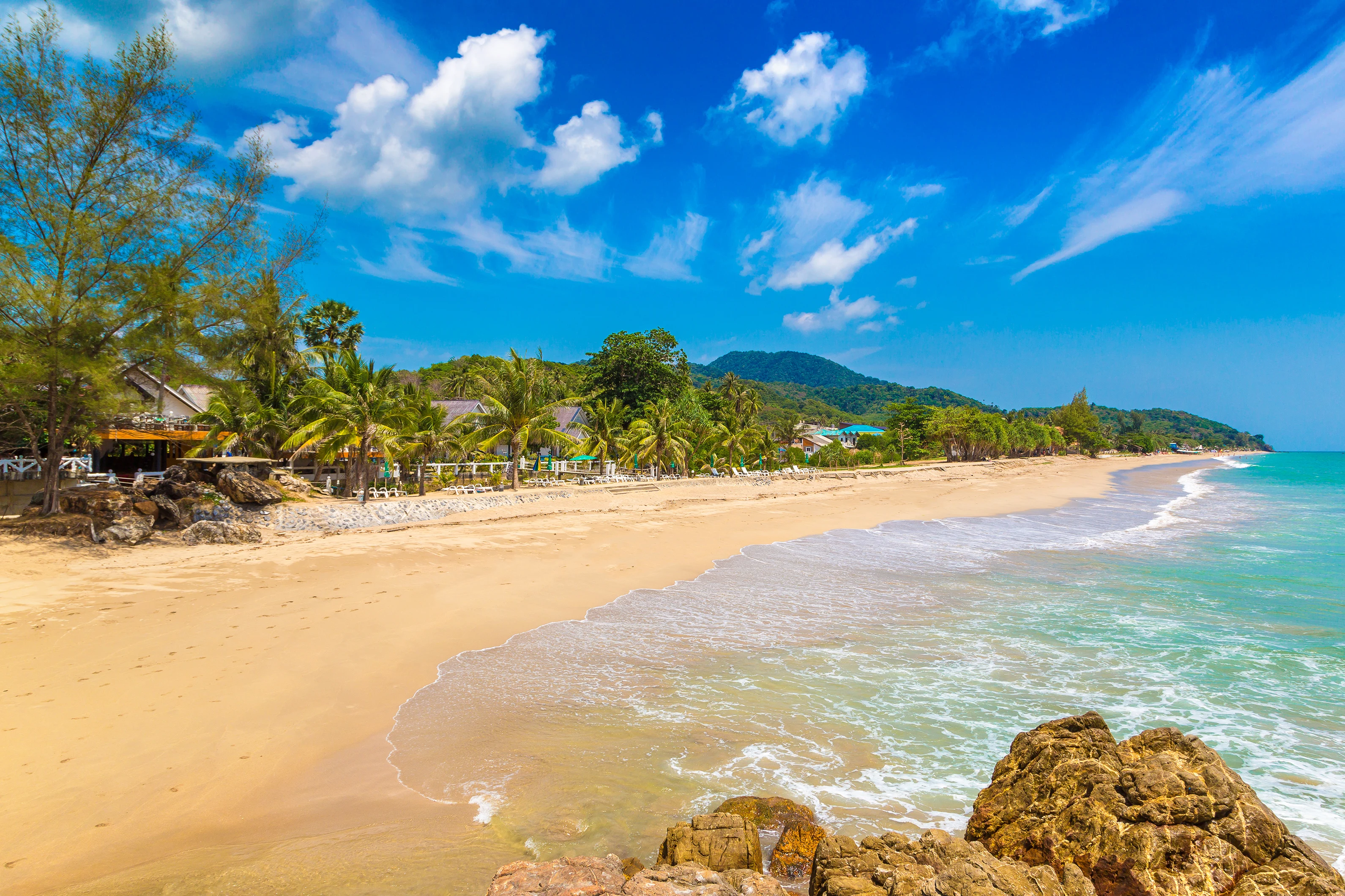 Klong Nin Beach på Koh Lanta med lång sandstrand, turkost vatten och palmer