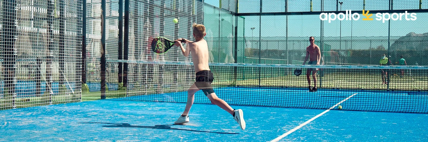 Familj spelar padel